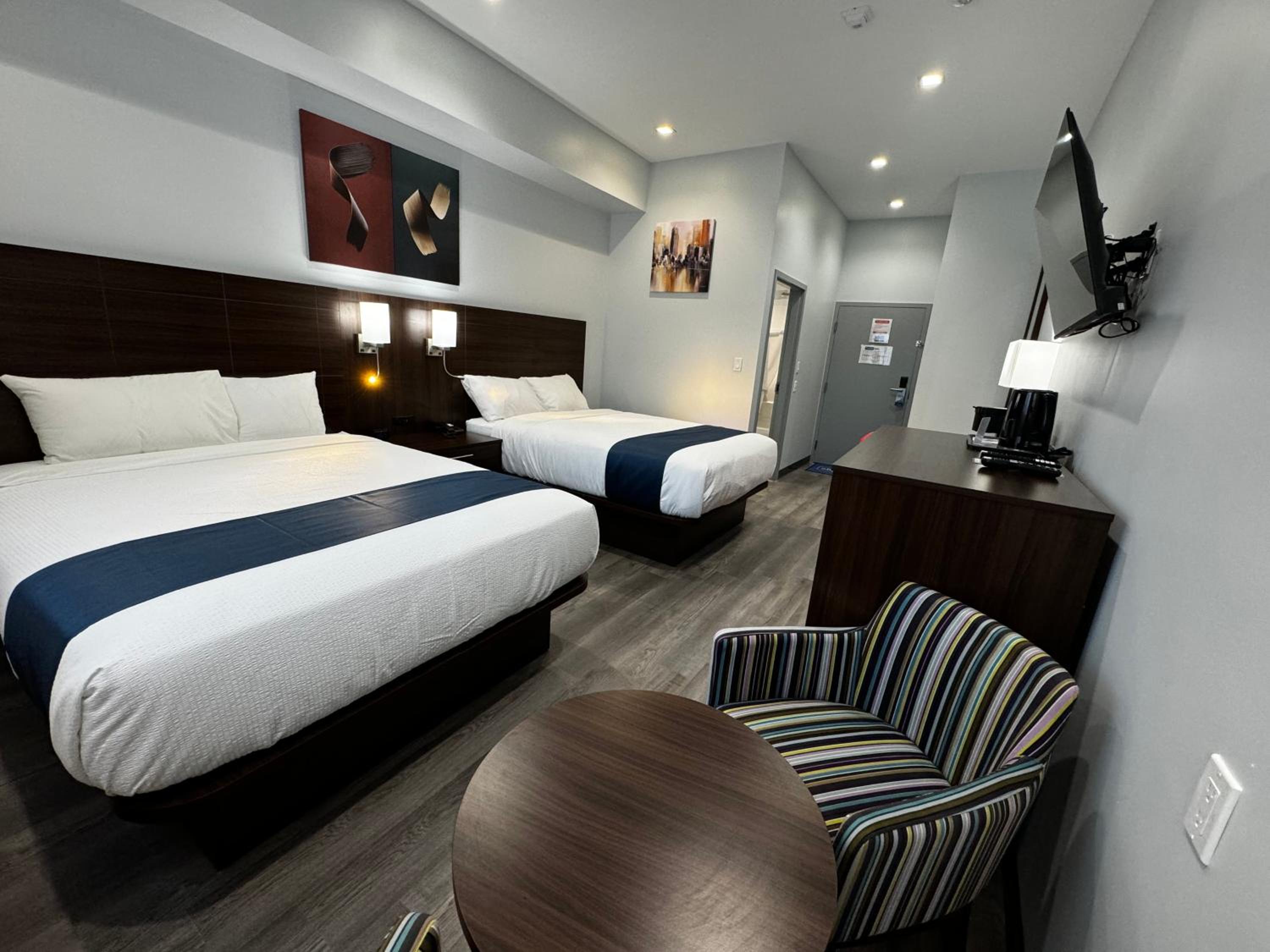 Queen Room with Two Queen Beds - Non-Smoking - Photo 12