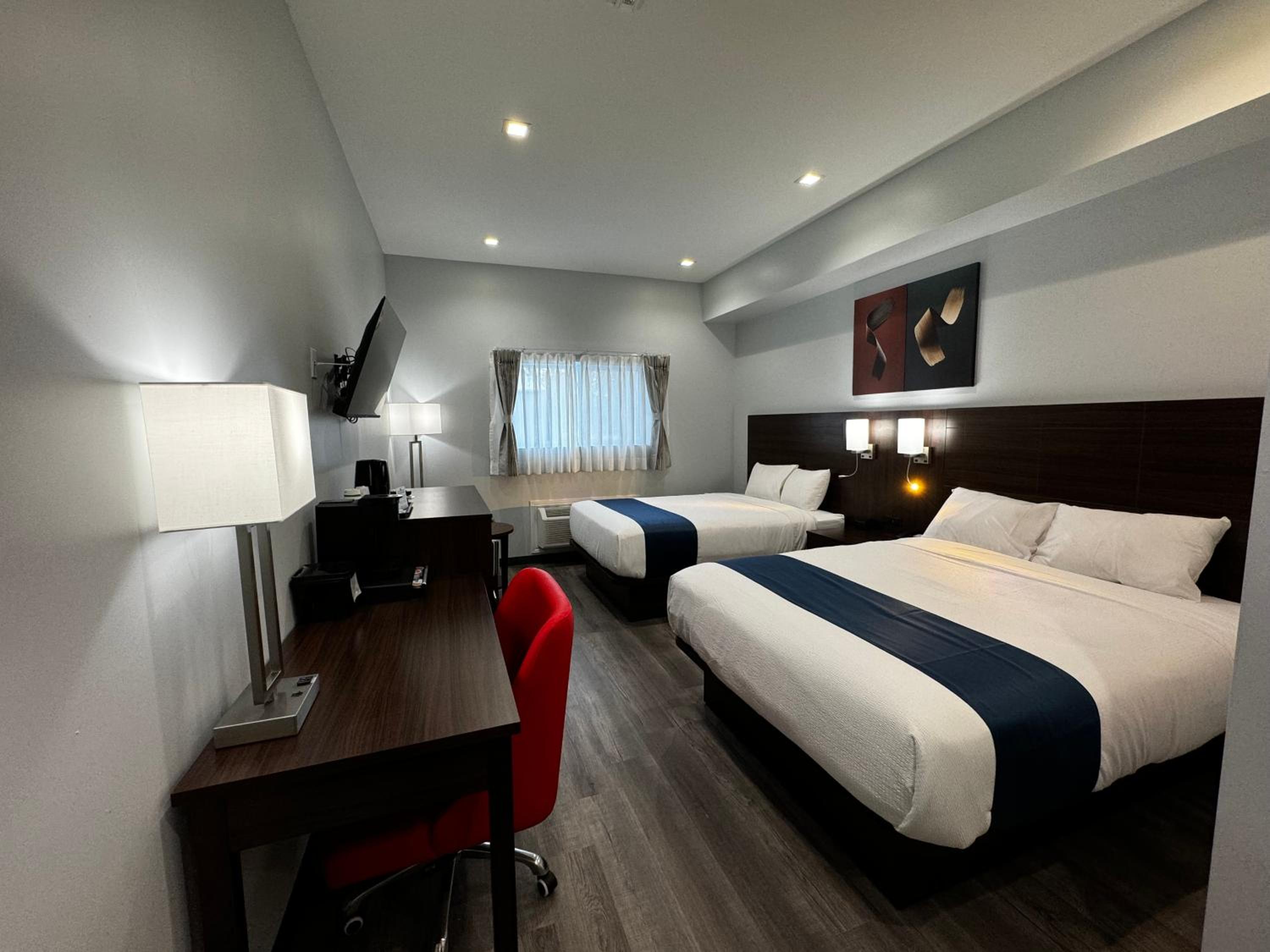 Queen Room with Two Queen Beds - Non-Smoking - Photo 9