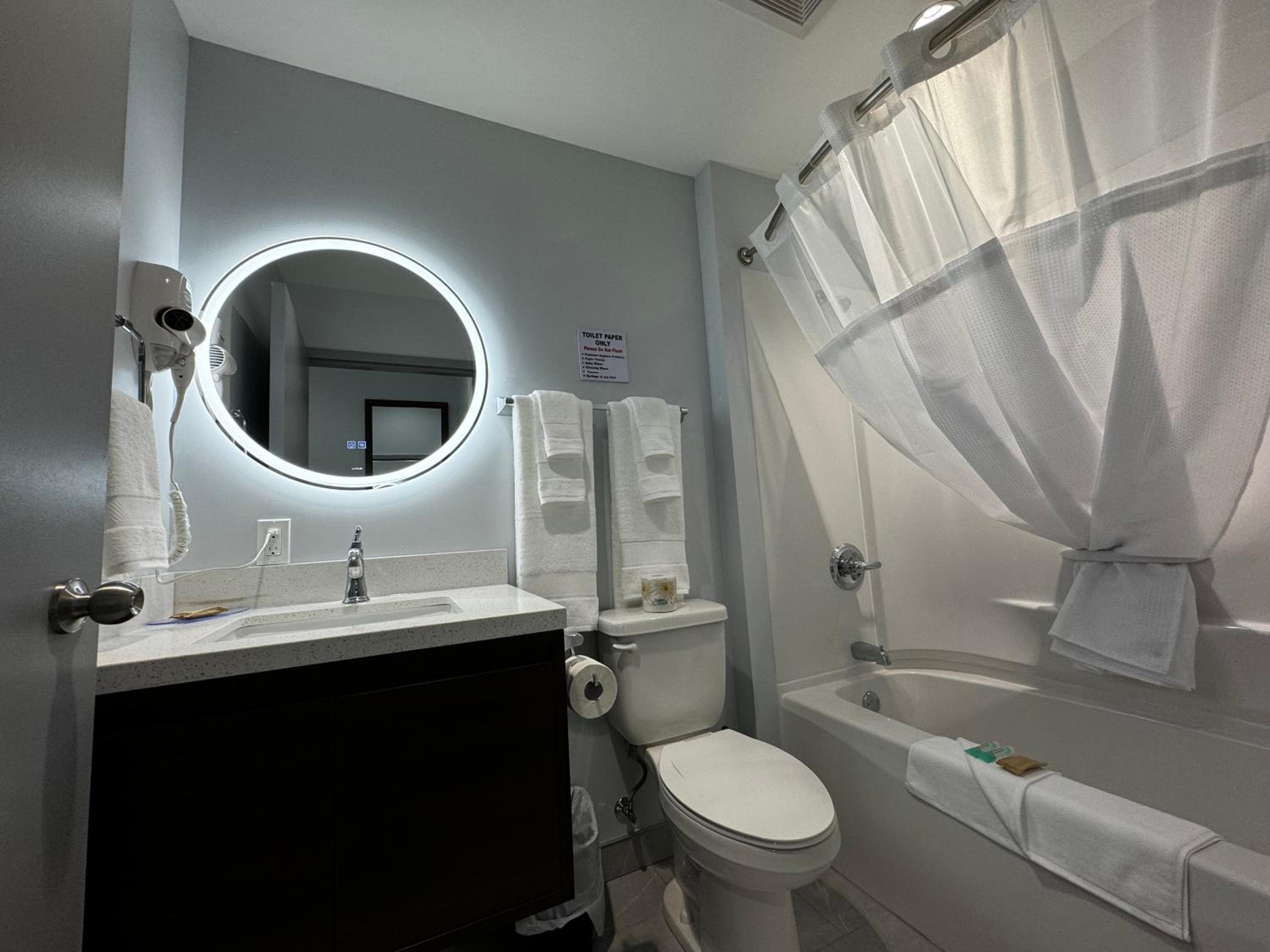 Queen Room with Two Queen Beds - Non-Smoking - Photo 4