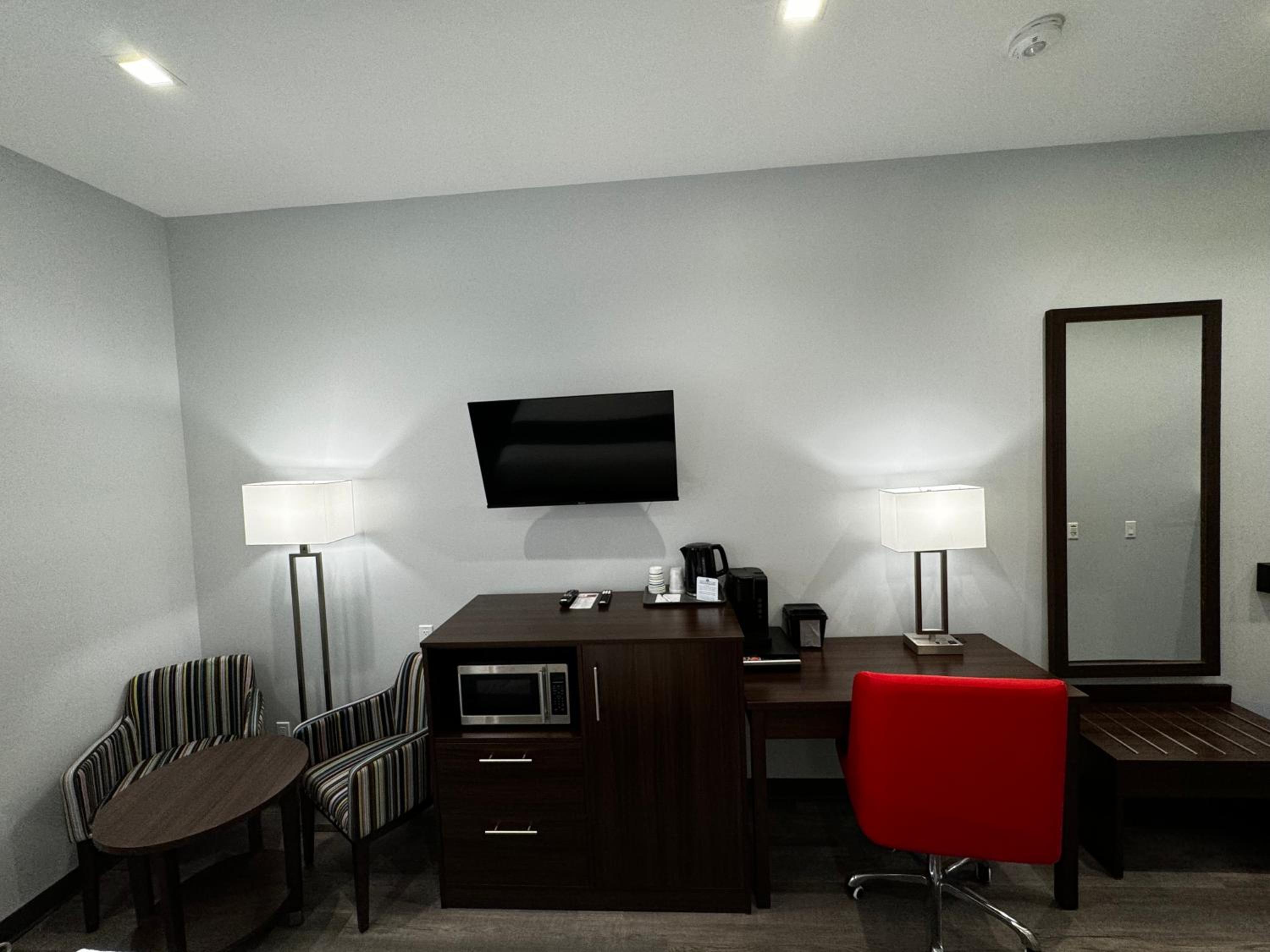 Queen Room with Two Queen Beds - Non-Smoking - Photo 7