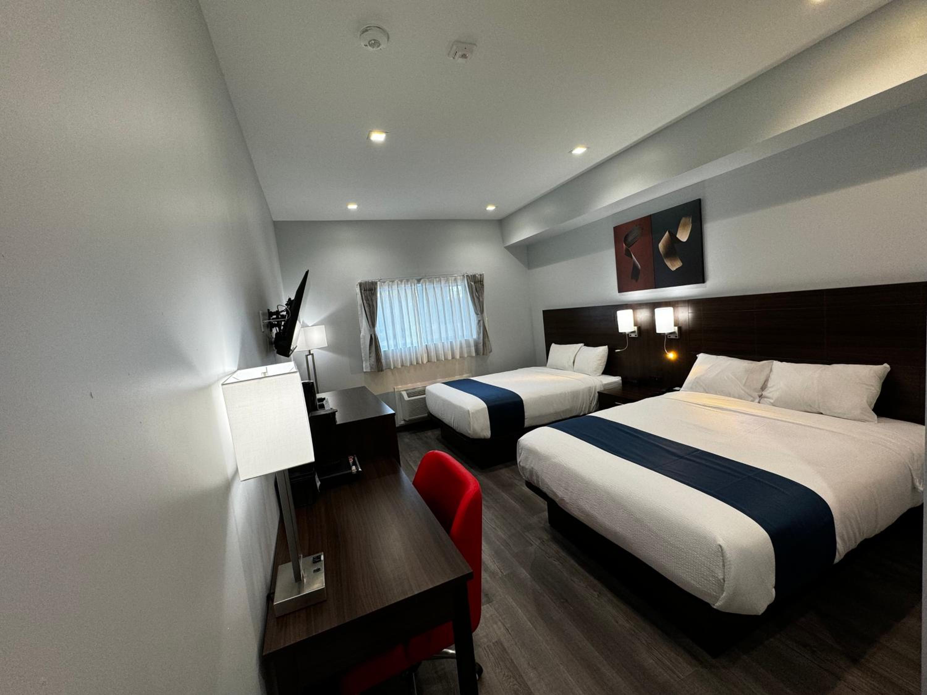 Queen Room with Two Queen Beds - Non-Smoking - Photo 8