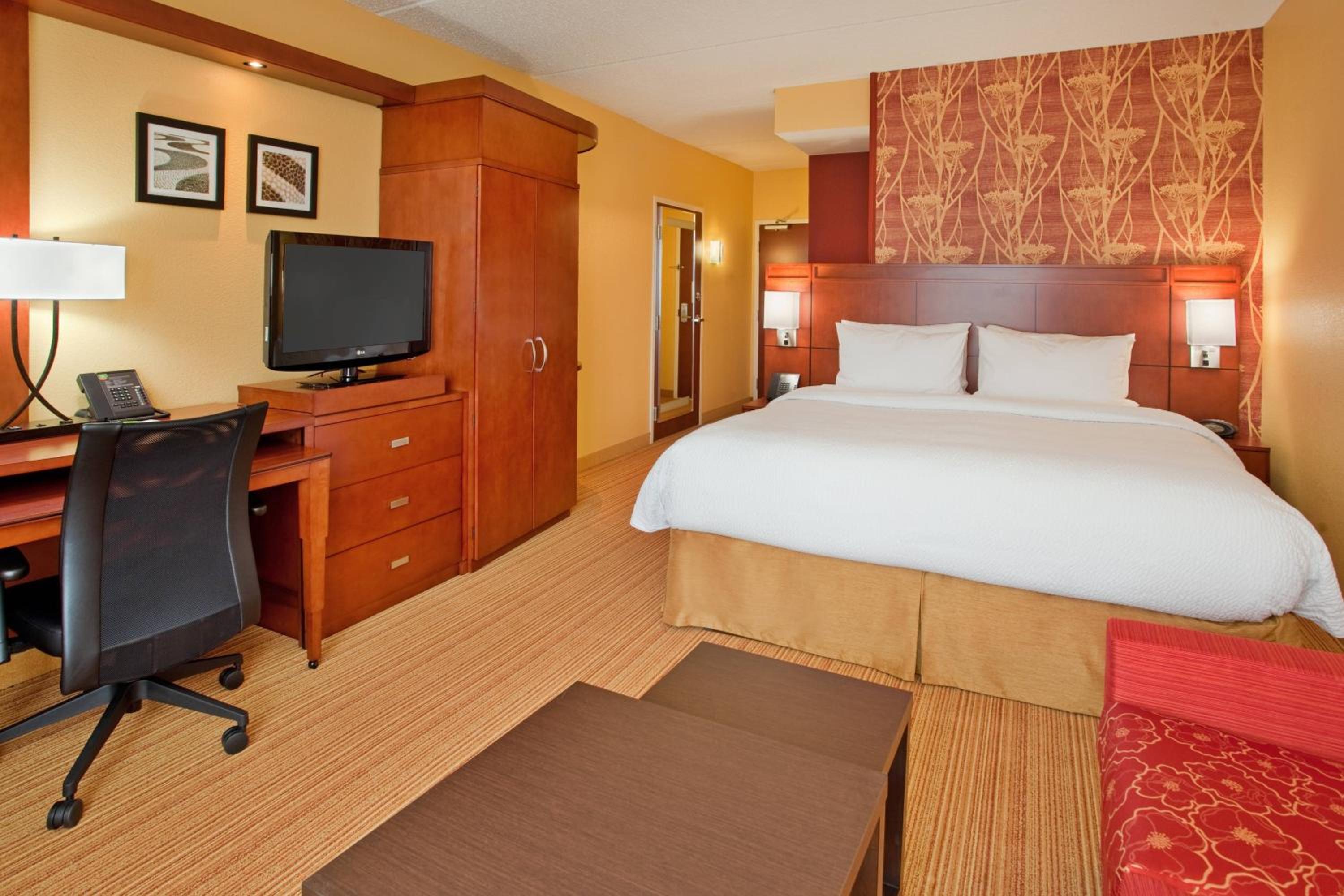 King Room With Sofa Bed - Hearing Accessible photo 3