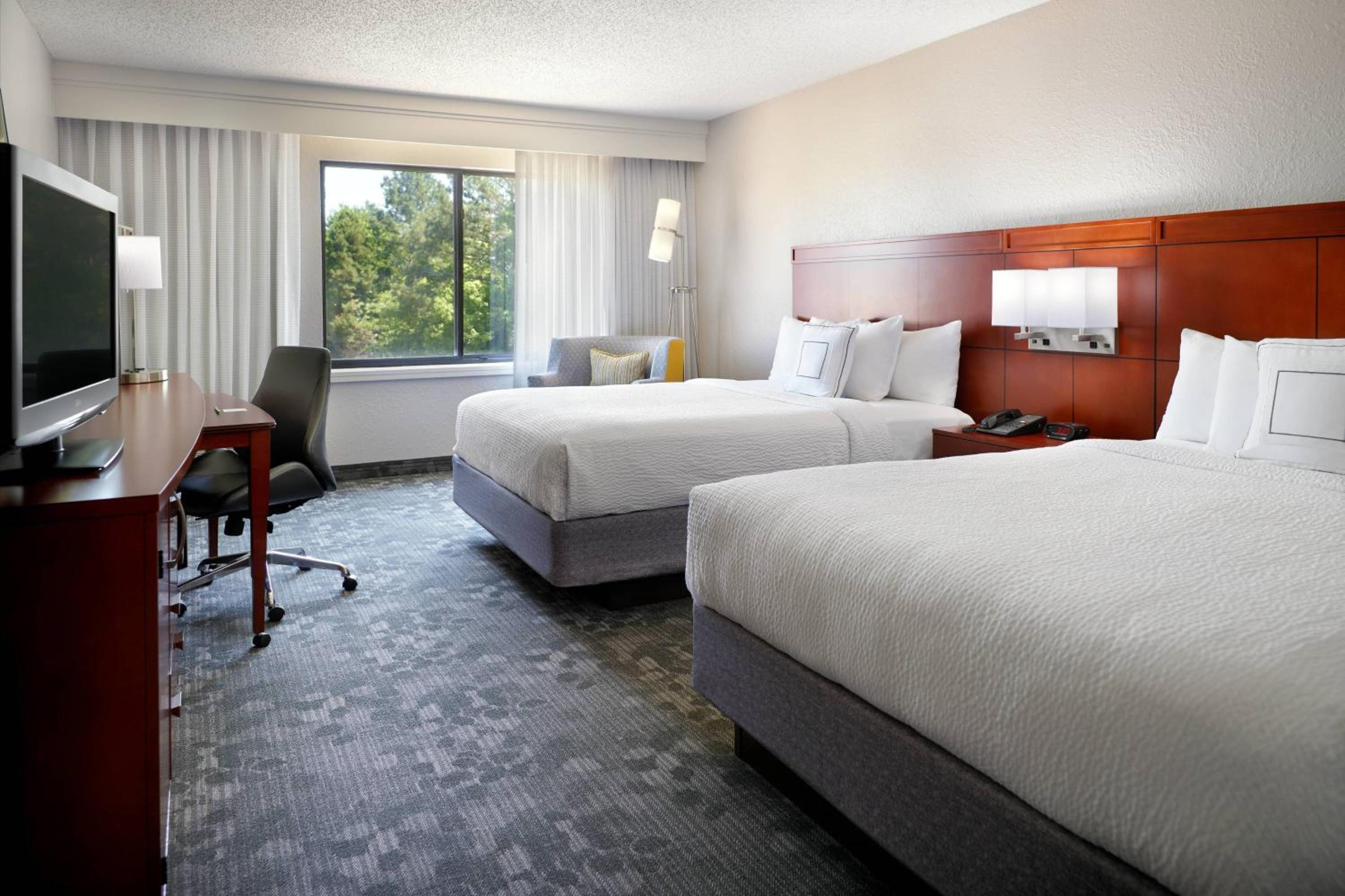 Queen Room with Two Queen Beds - Photo 4
