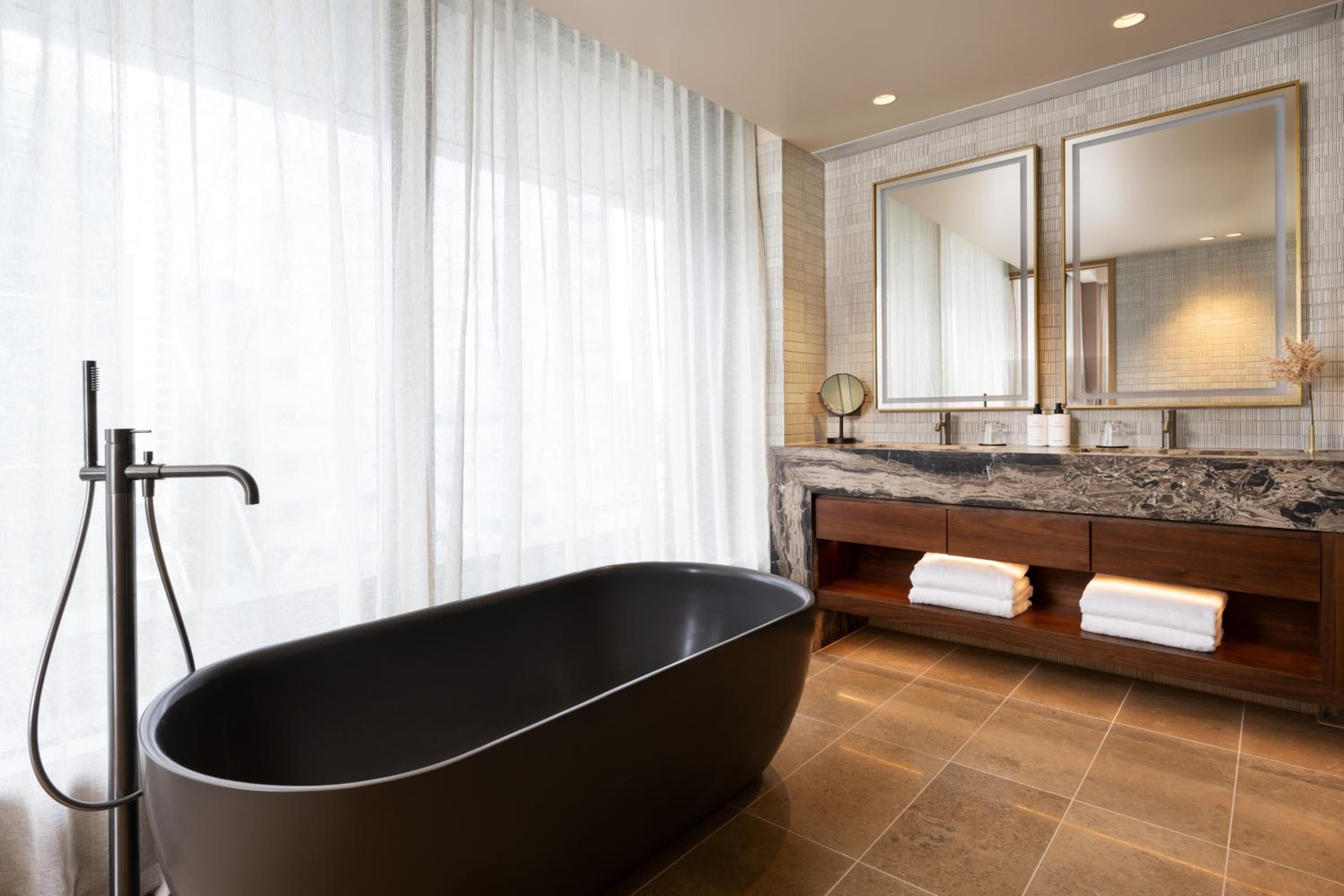 One-Bedroom Suite with Club Lounge Access - Photo 2