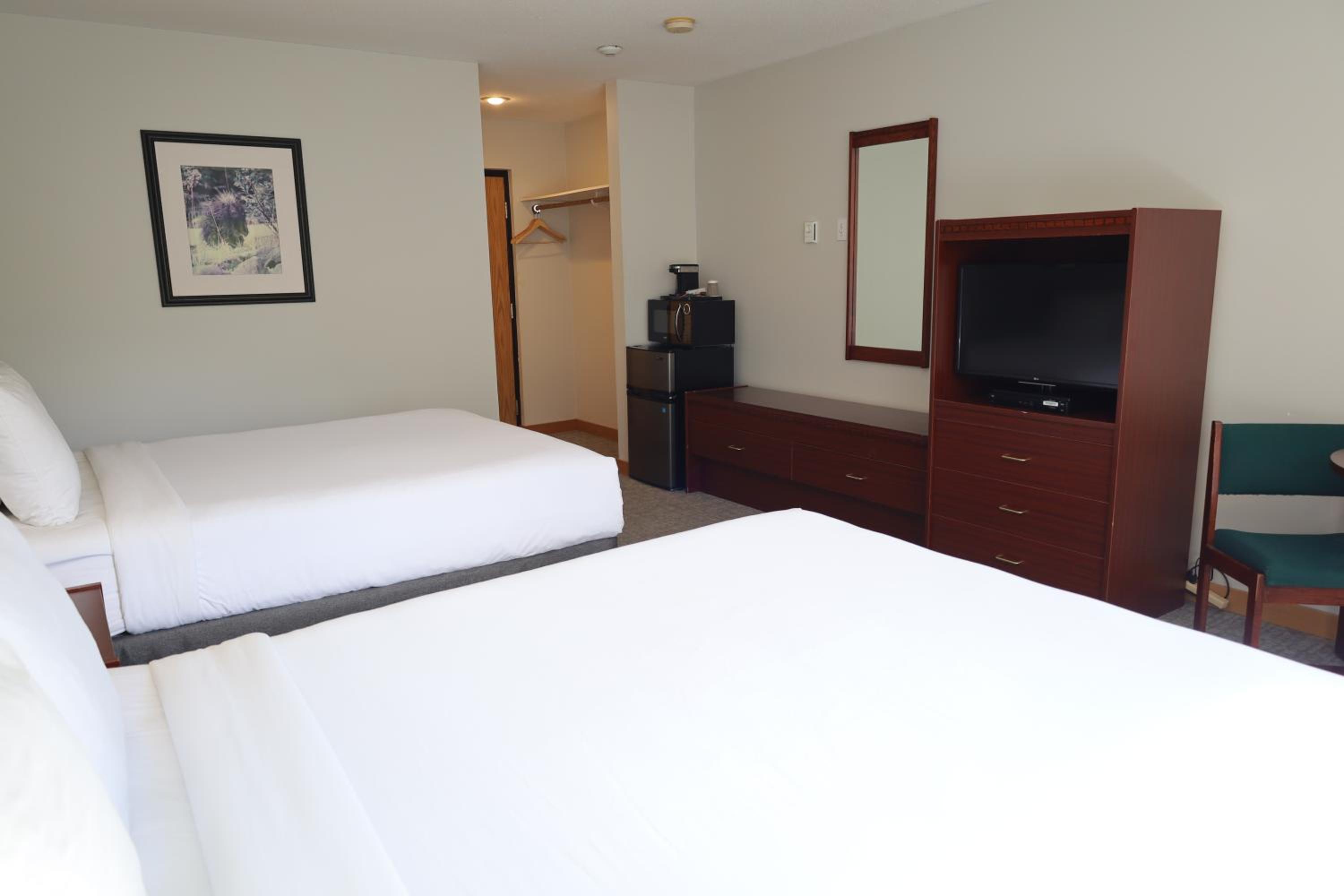 Queen Room with Two Queen Beds photo 3
