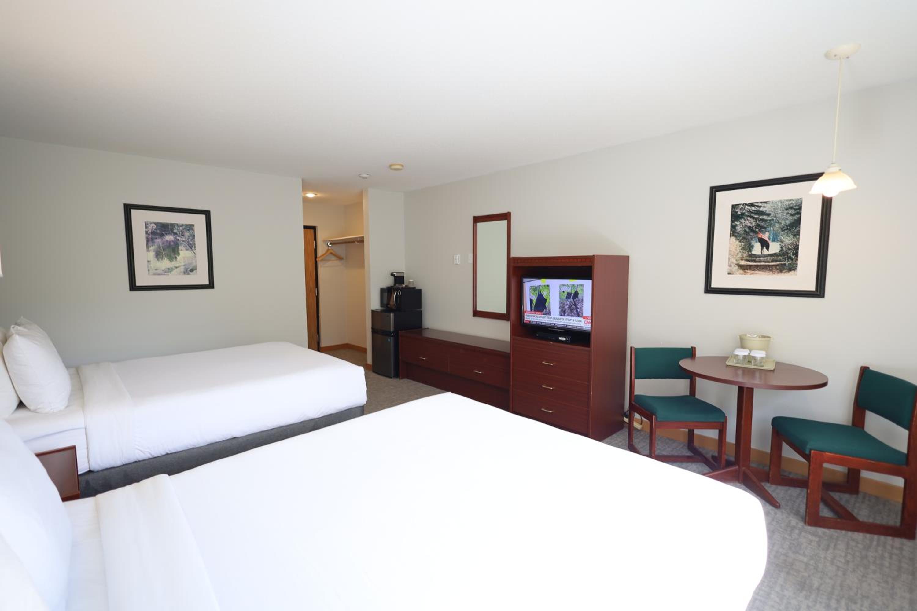 Queen Room with Two Queen Beds photo 1
