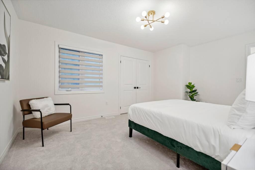 Six-Bedroom House photo 1