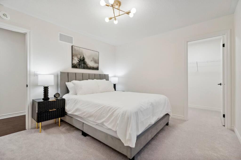 Six-Bedroom House photo 3