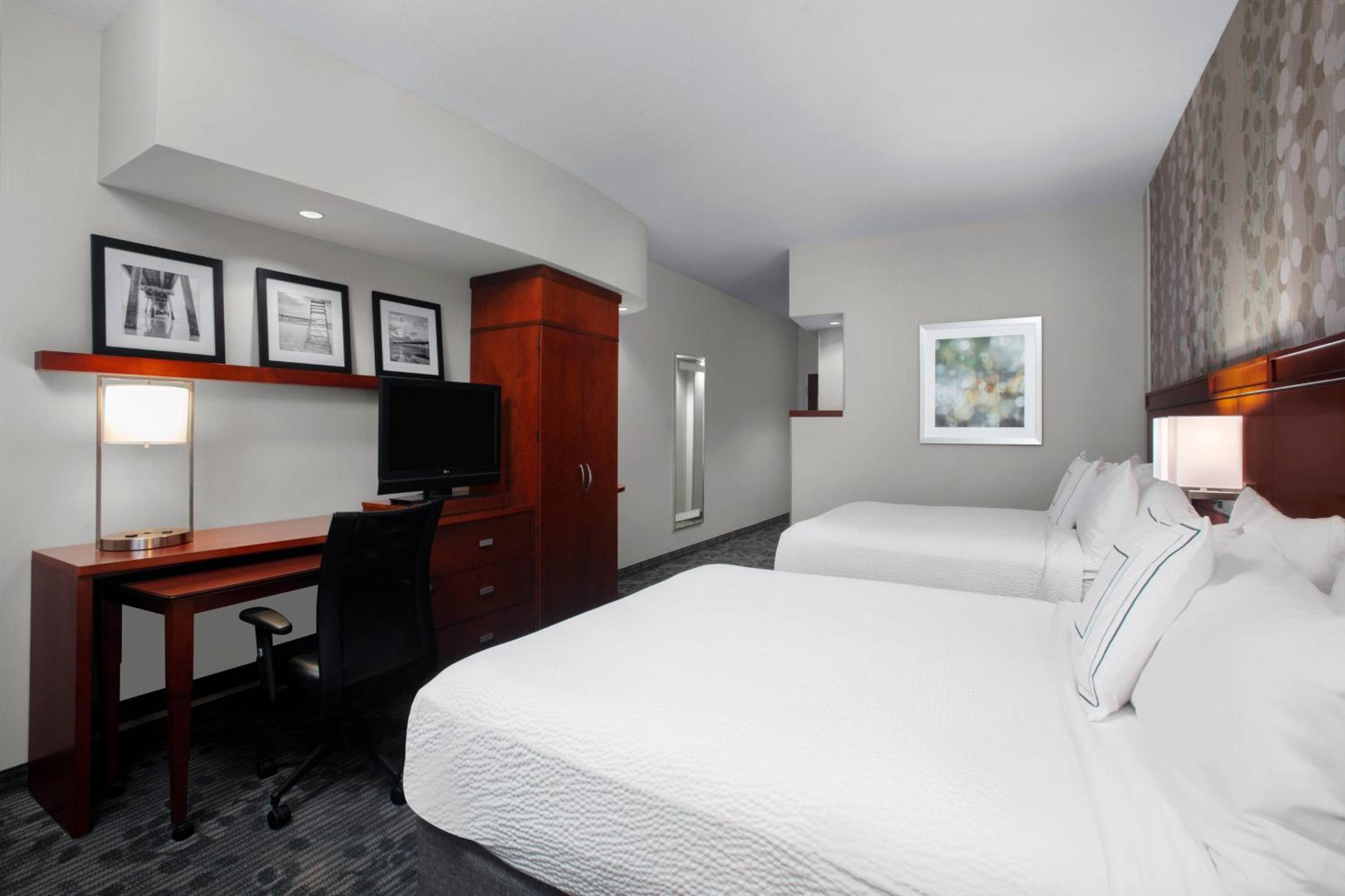Queen Room with Two Queen Beds - Photo 2