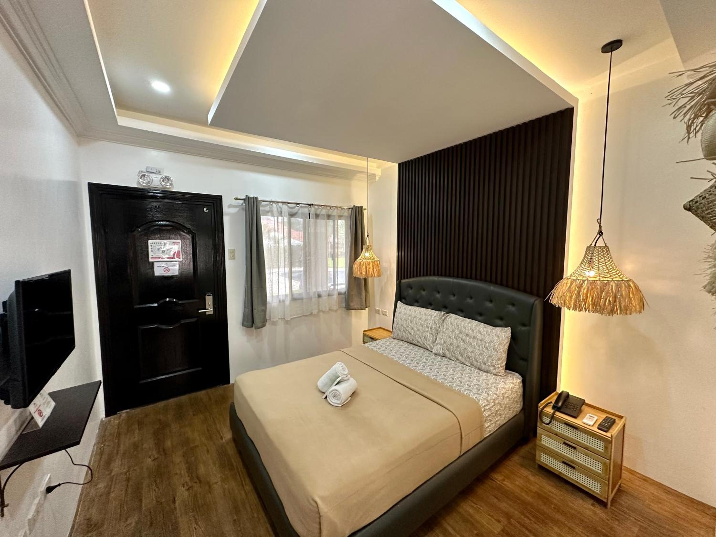 Standard Queen Room - Photo 10