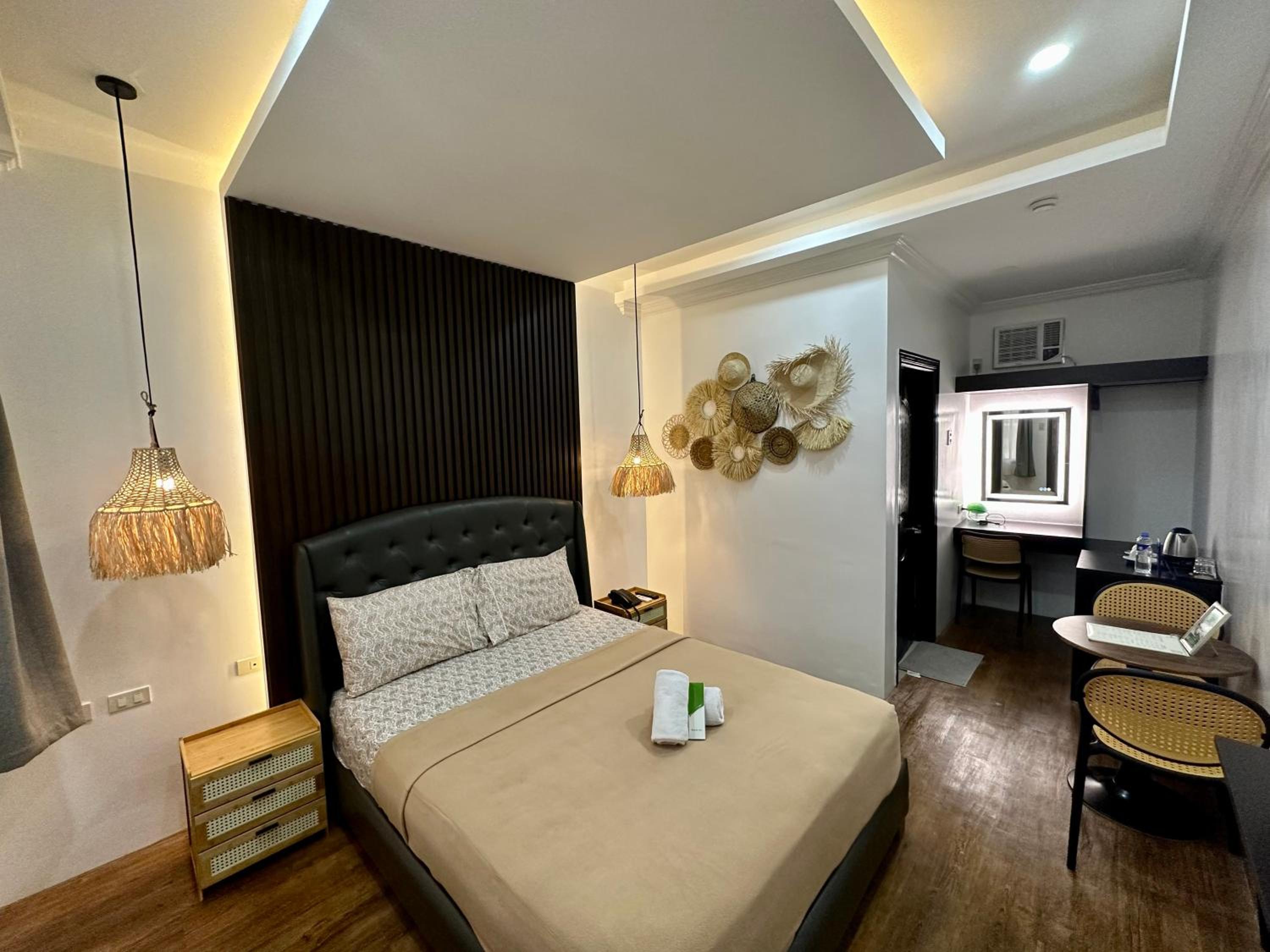 Standard Queen Room - Photo 9