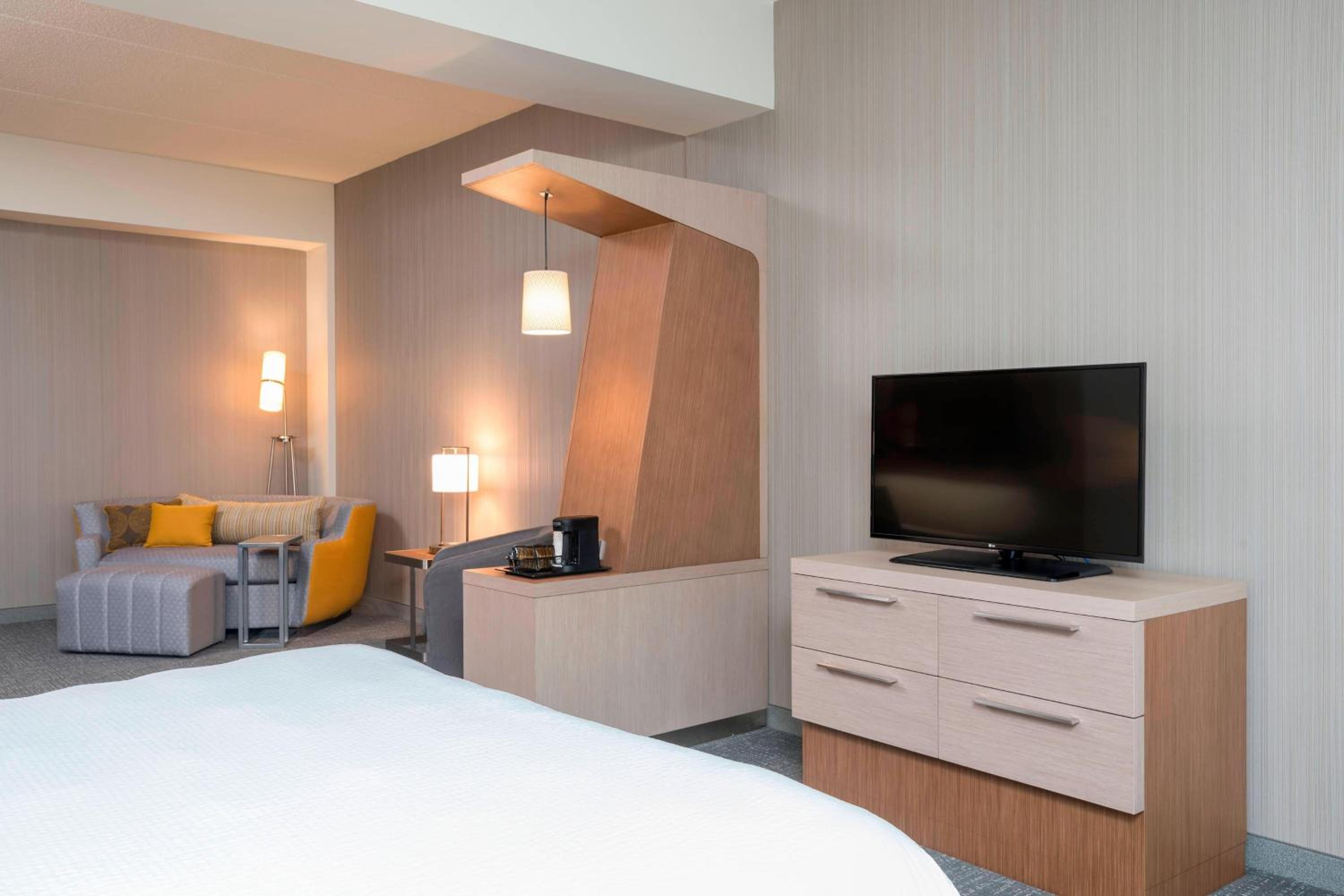 Queen Room with Two Queen Beds and Sofa Bed - Hearing Accessible photo 3