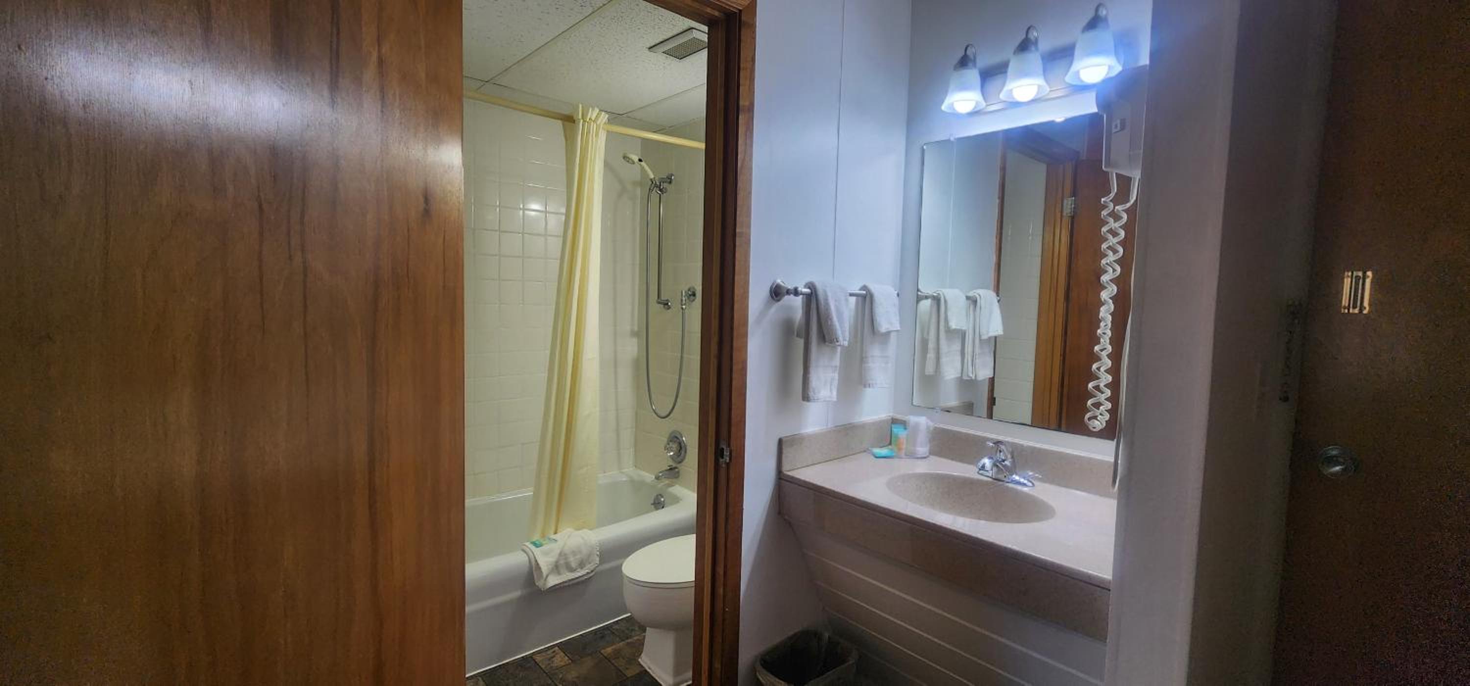 Standard Queen Room - Photo 29