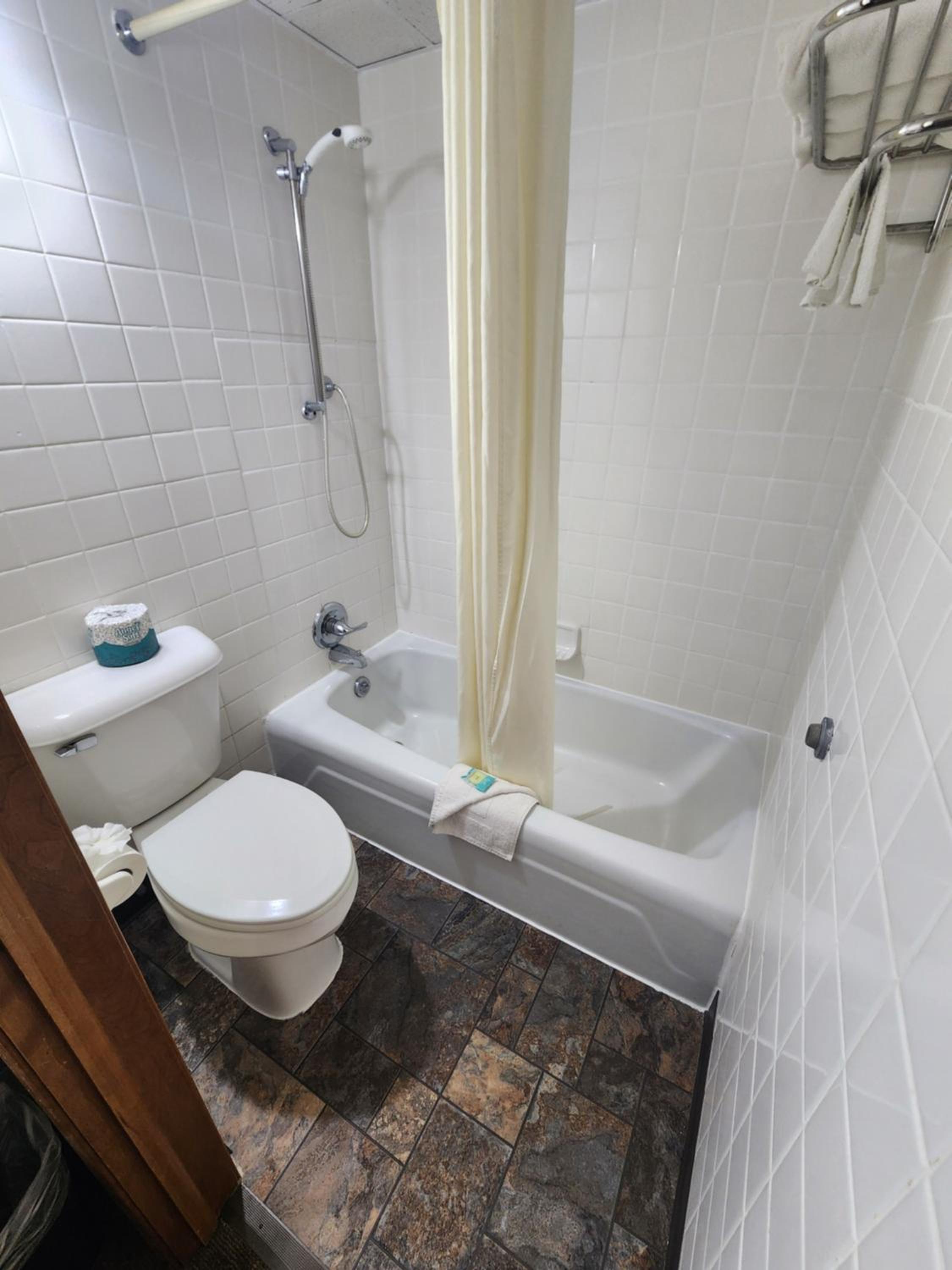 Standard Queen Room - Photo 27