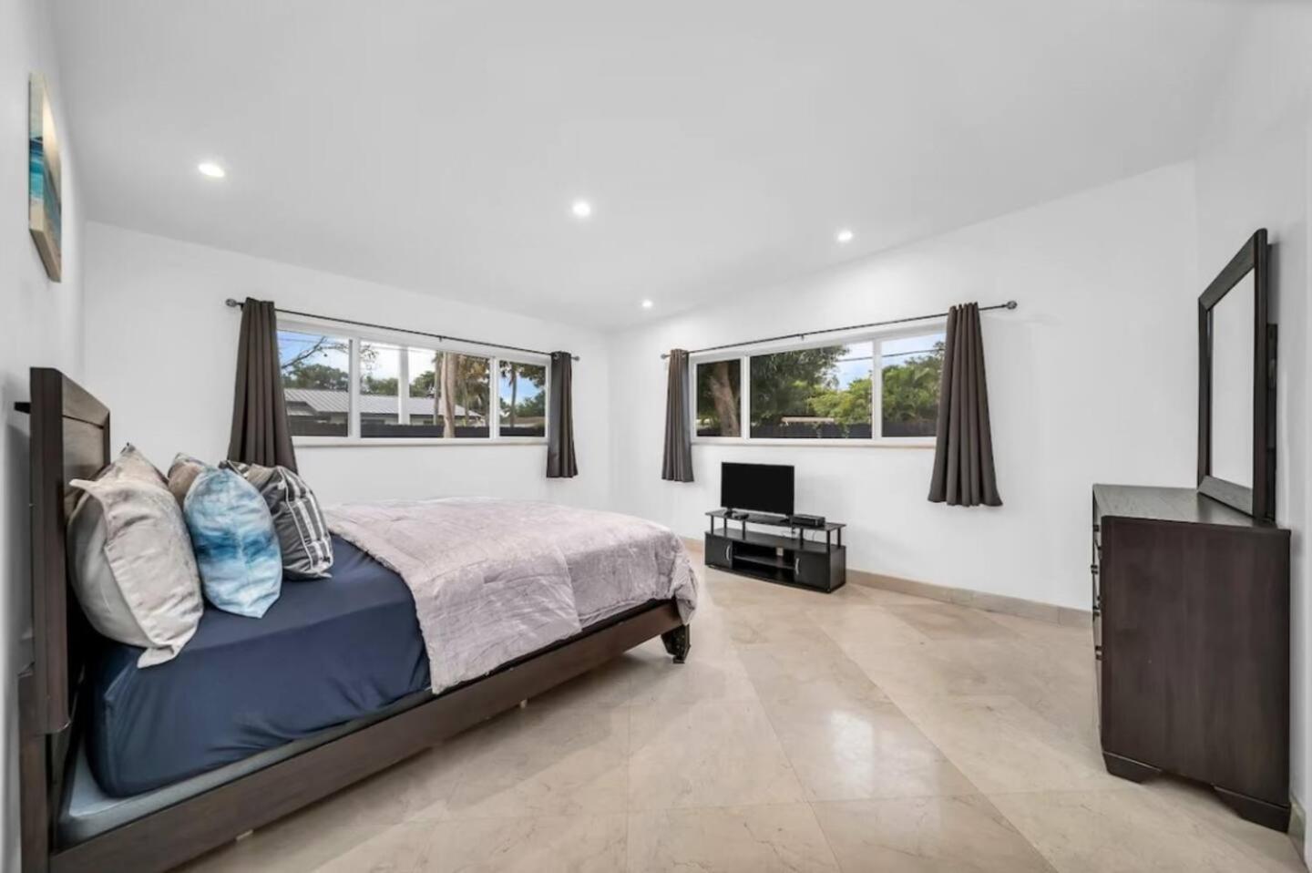 Five-Bedroom House photo 1