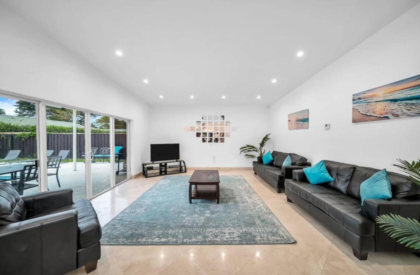 Five-Bedroom House photo 2