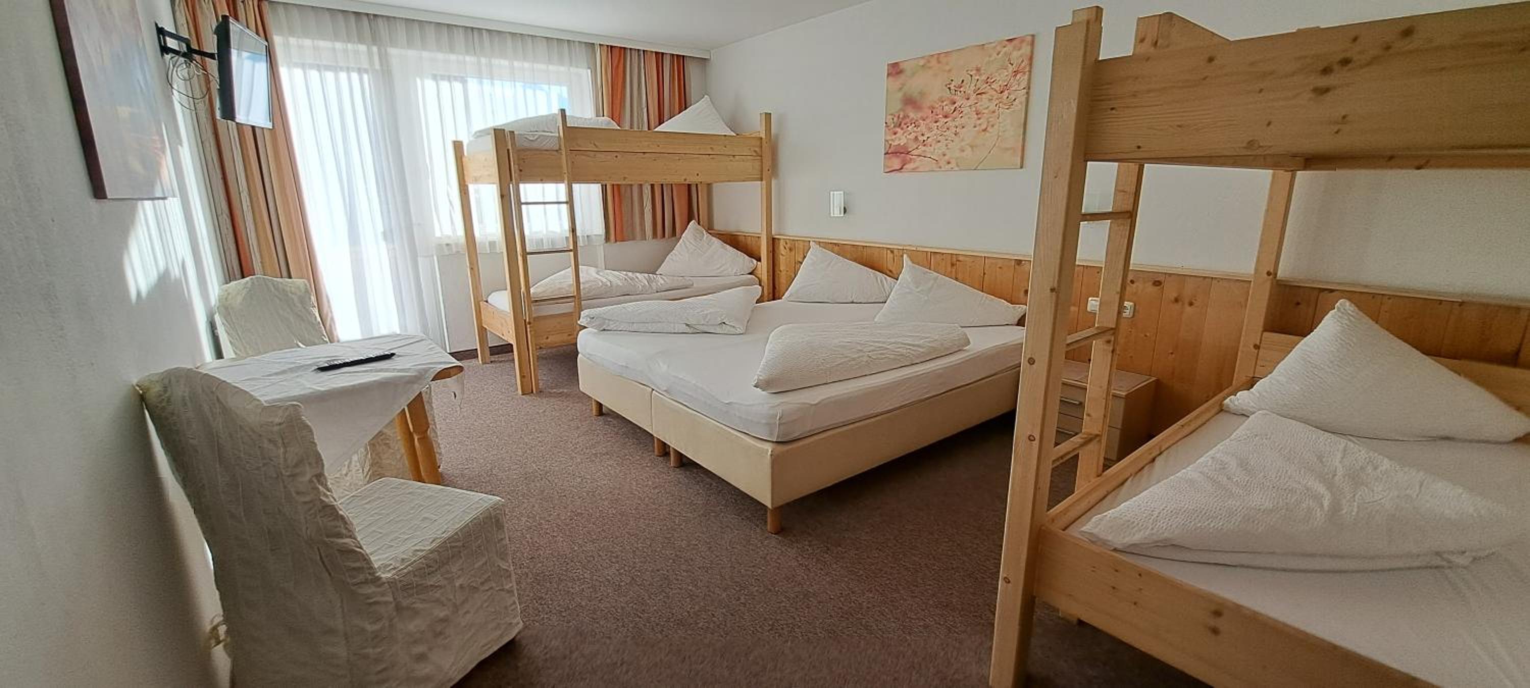 Quadruple Room with Mountain View photo 3