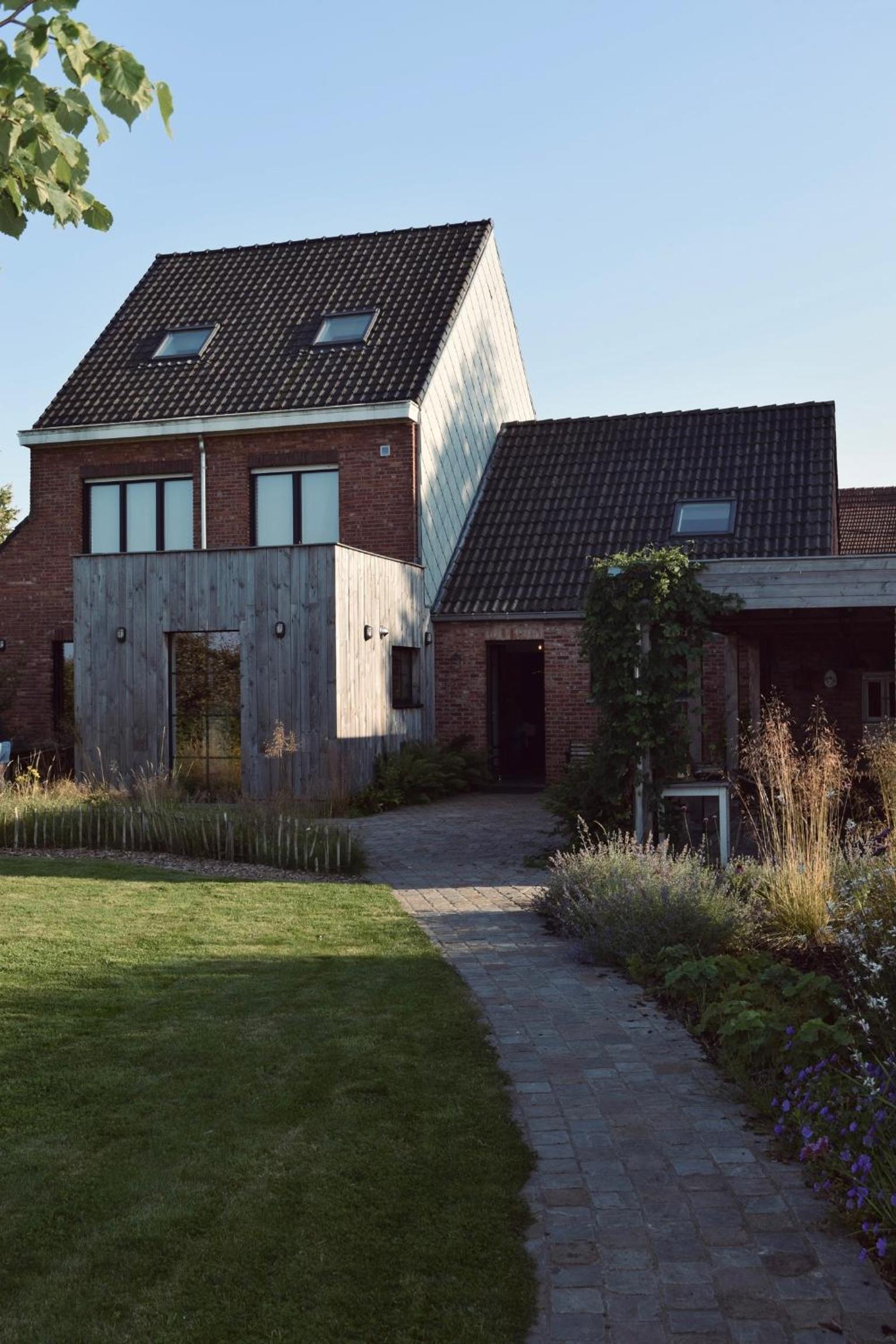 Five-Bedroom House photo 2