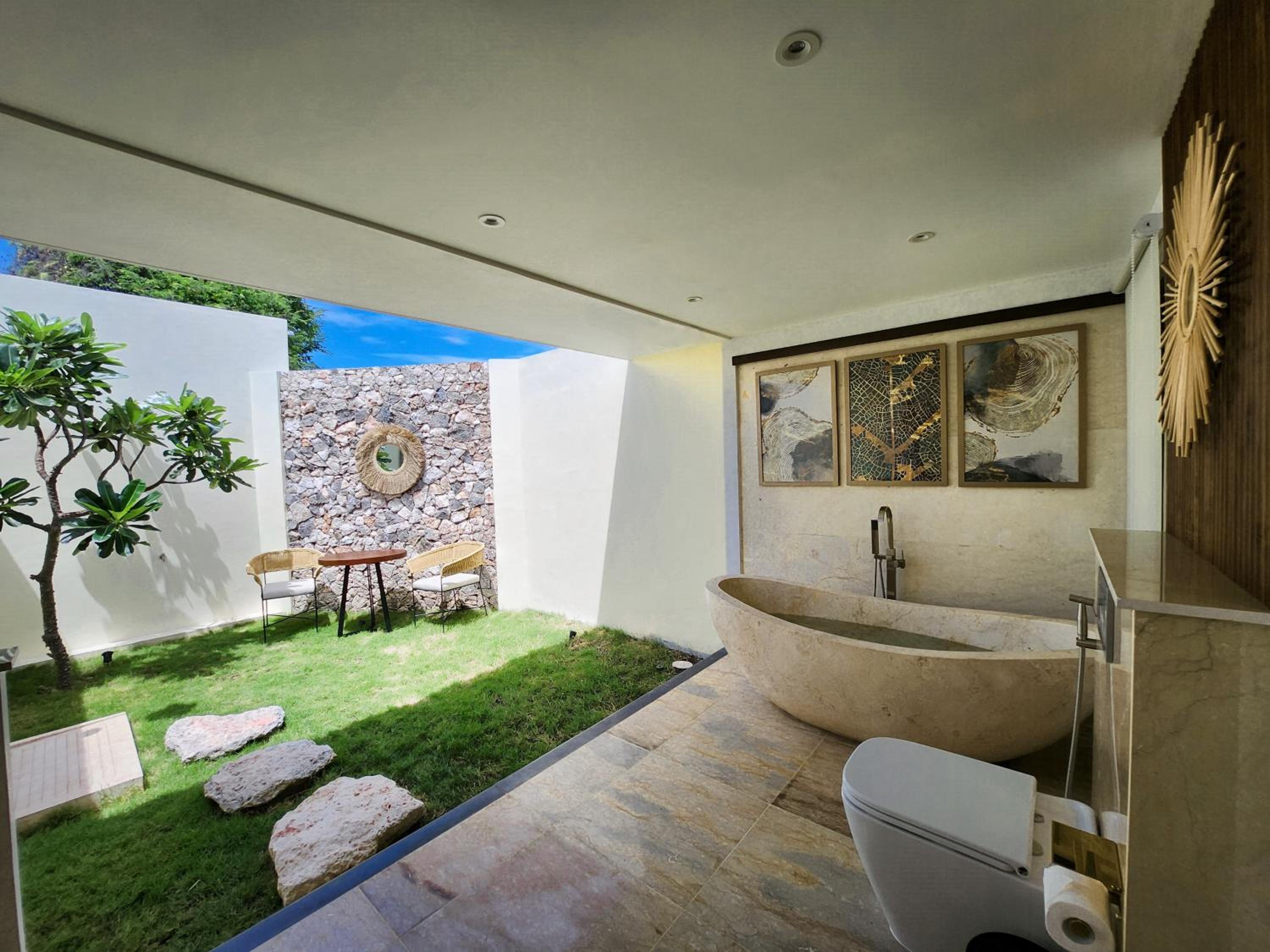 One Bedroom Deluxe Ocean Front Villa - Photo 3
