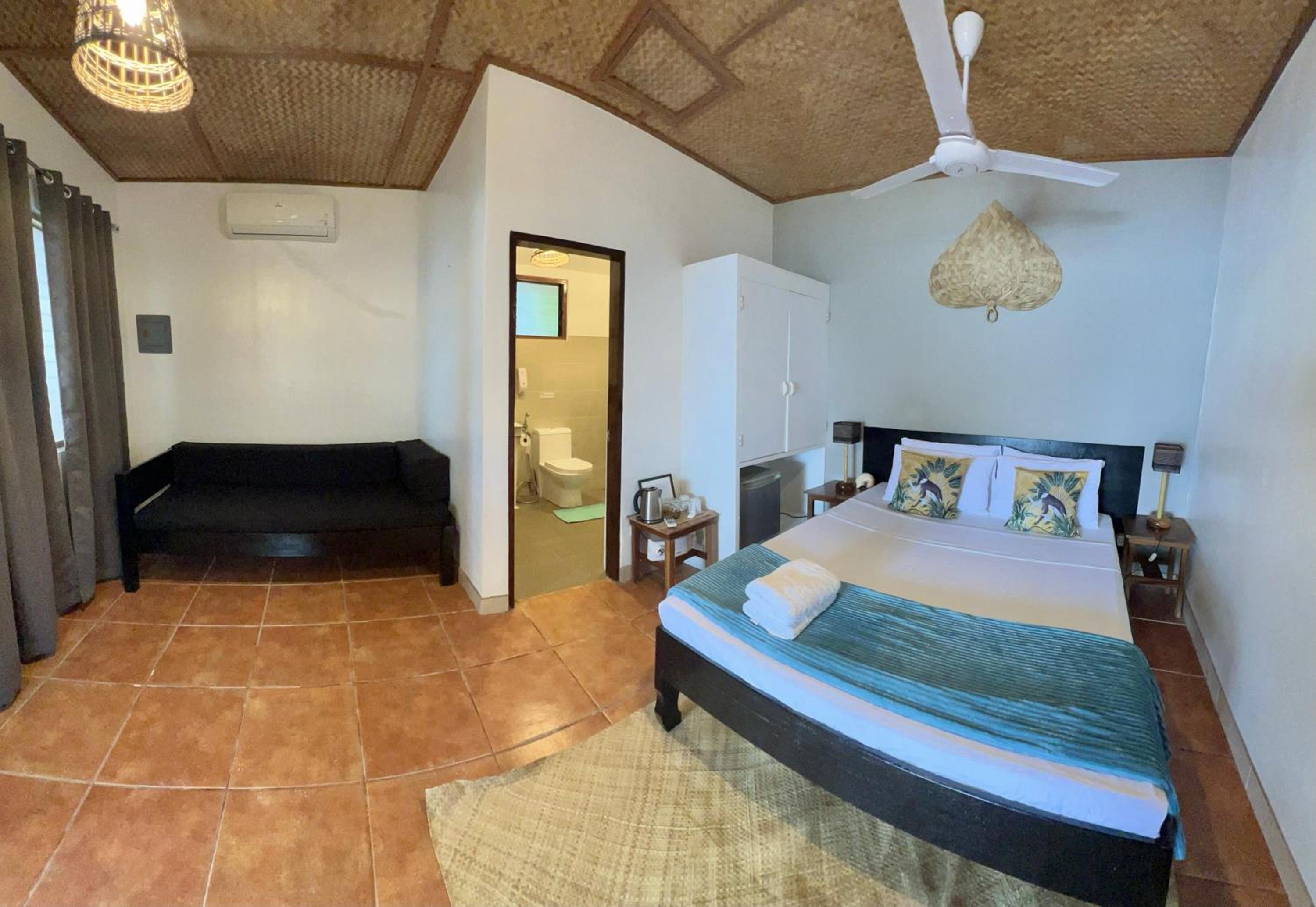 Beachfront Bungalow - Photo 3