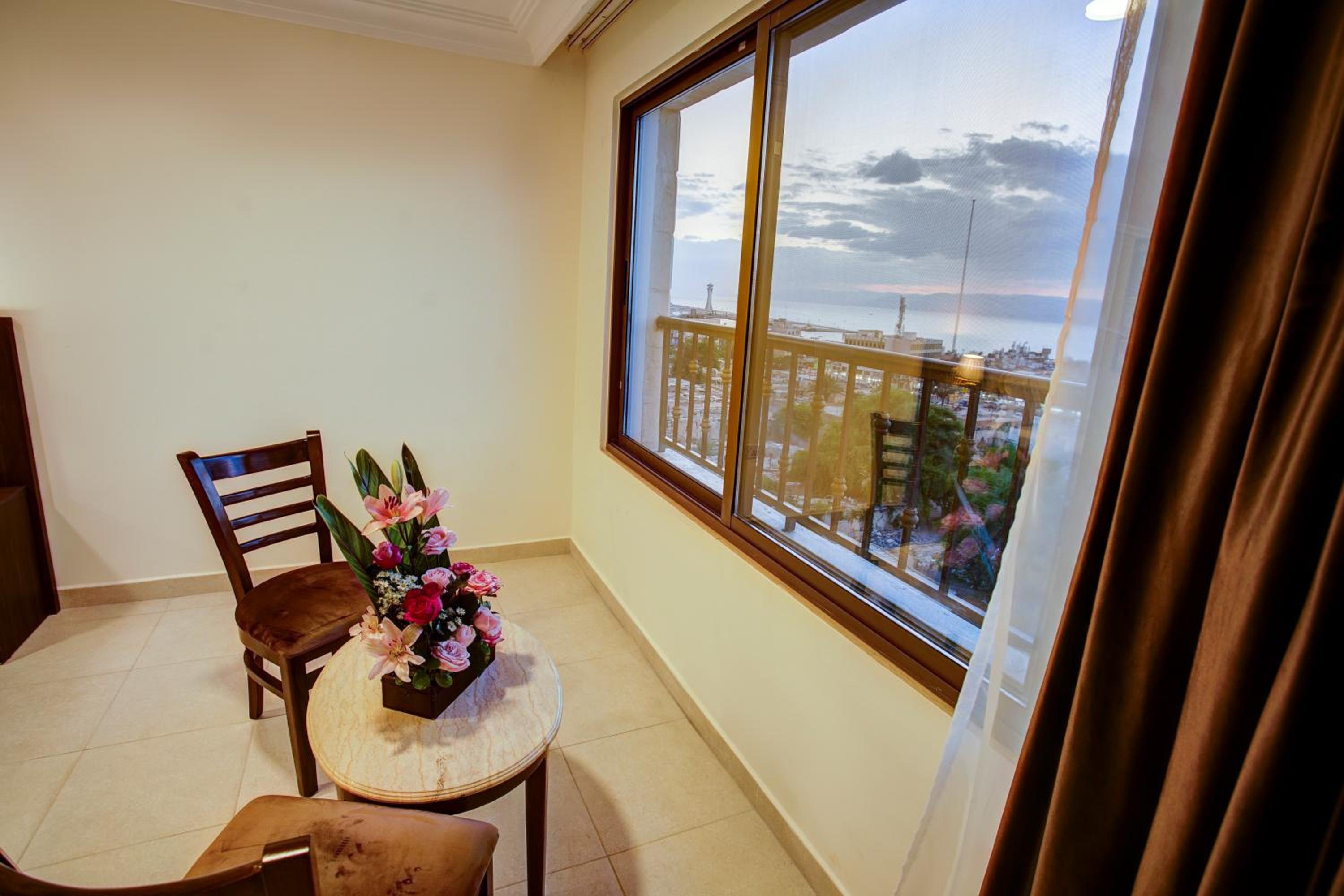 Deluxe Twin Room with Sea View photo 3