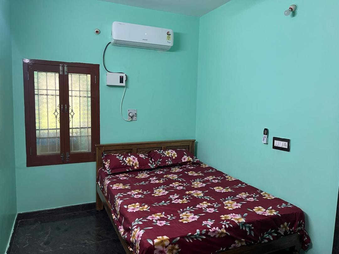 One-Bedroom House photo 1