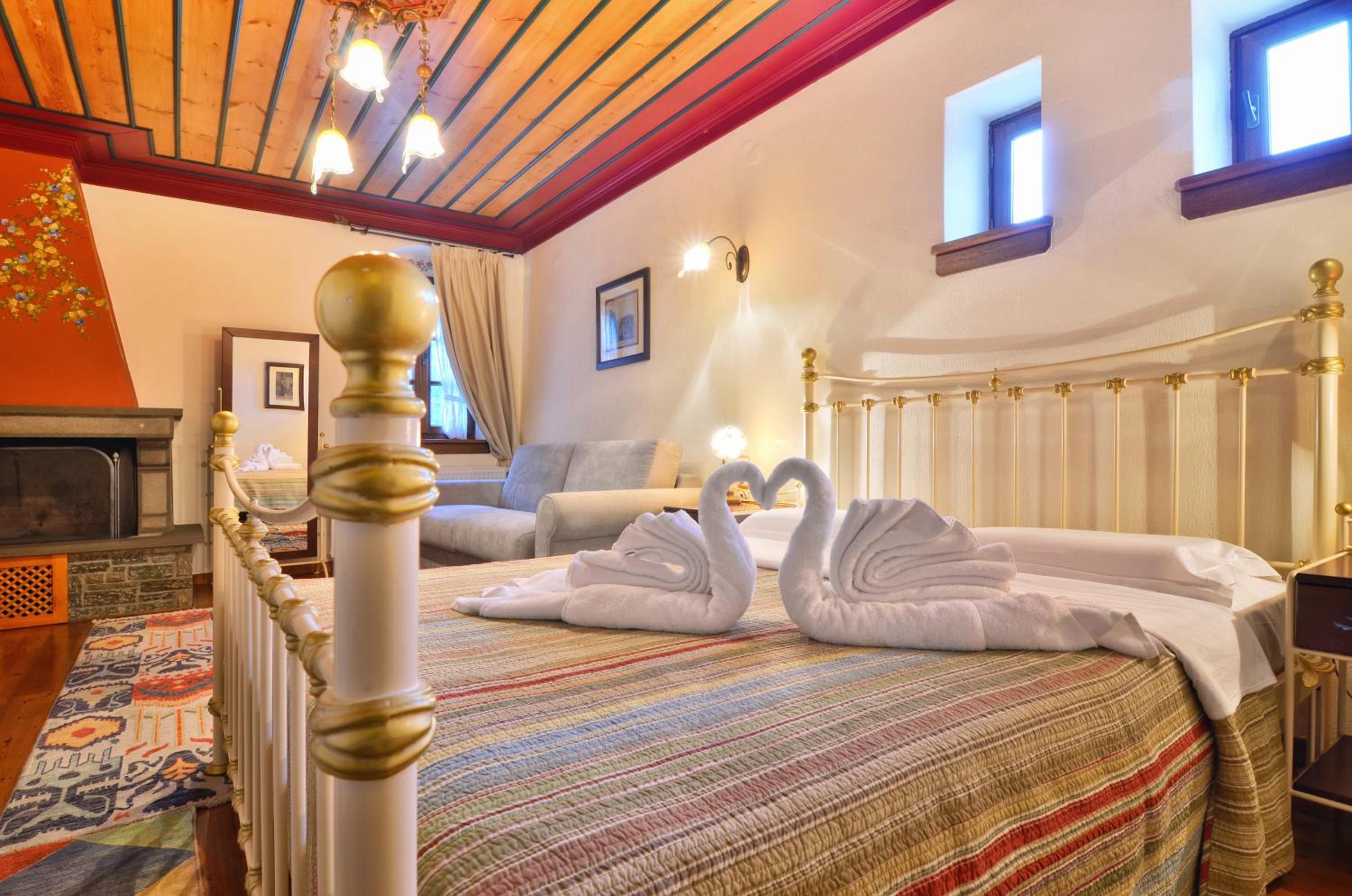 Deluxe Family Room with Fireplace (2 Adults + 2 Children) - Photo 8