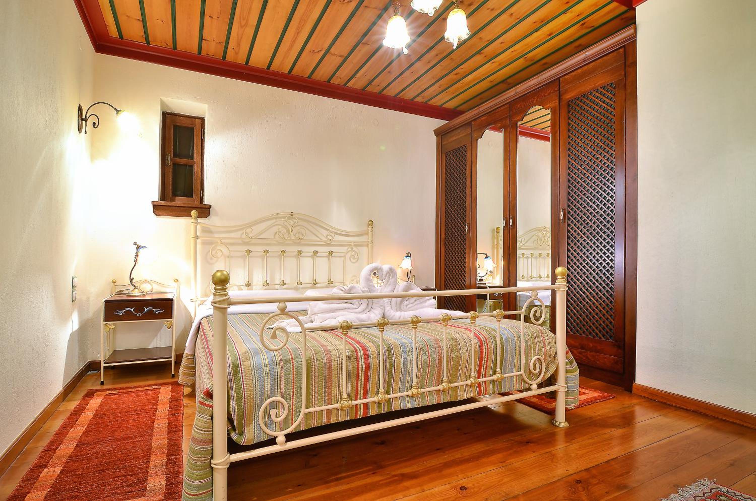 Deluxe Family Room with Fireplace (2 Adults + 2 Children) - Photo 6