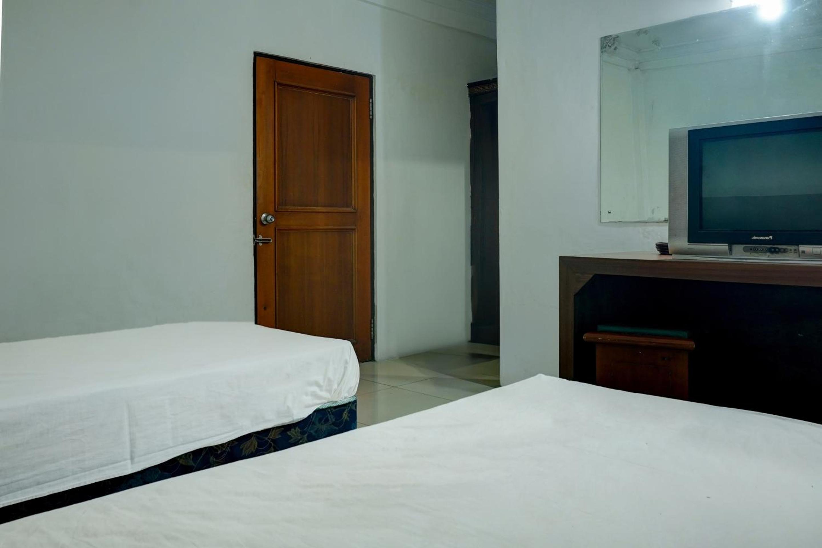 Standard Twin Room - Photo 8