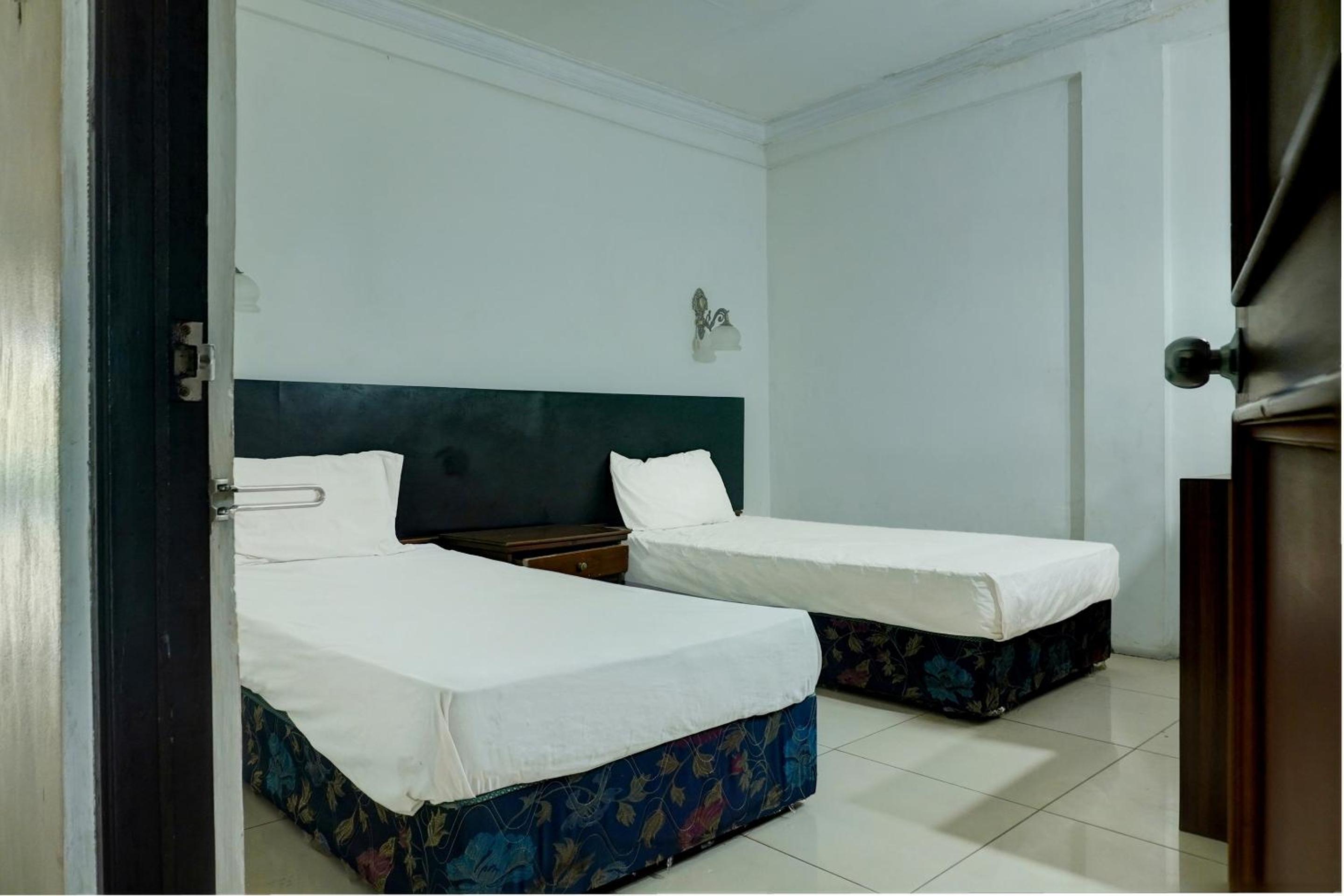 Standard Twin Room - Photo 6
