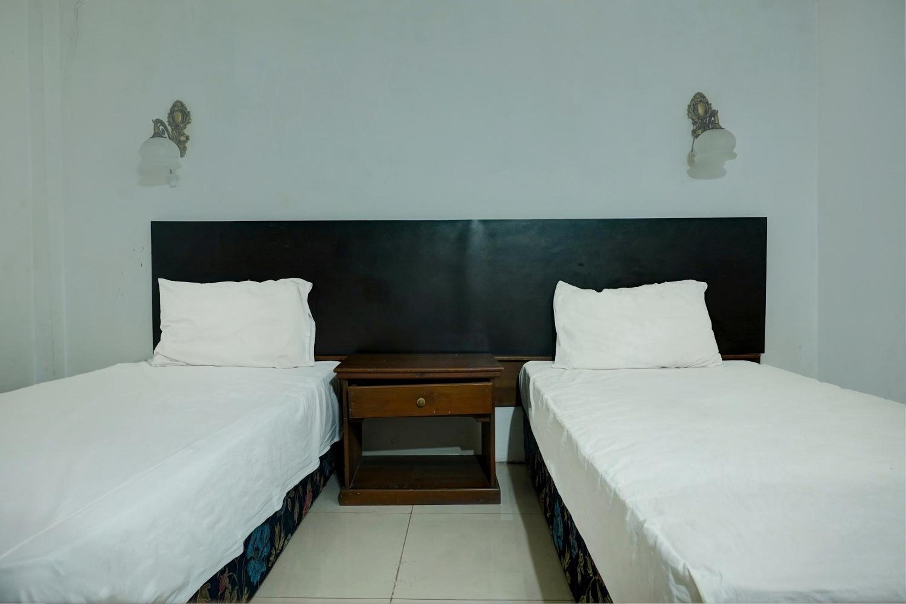 Standard Twin Room - Photo 2