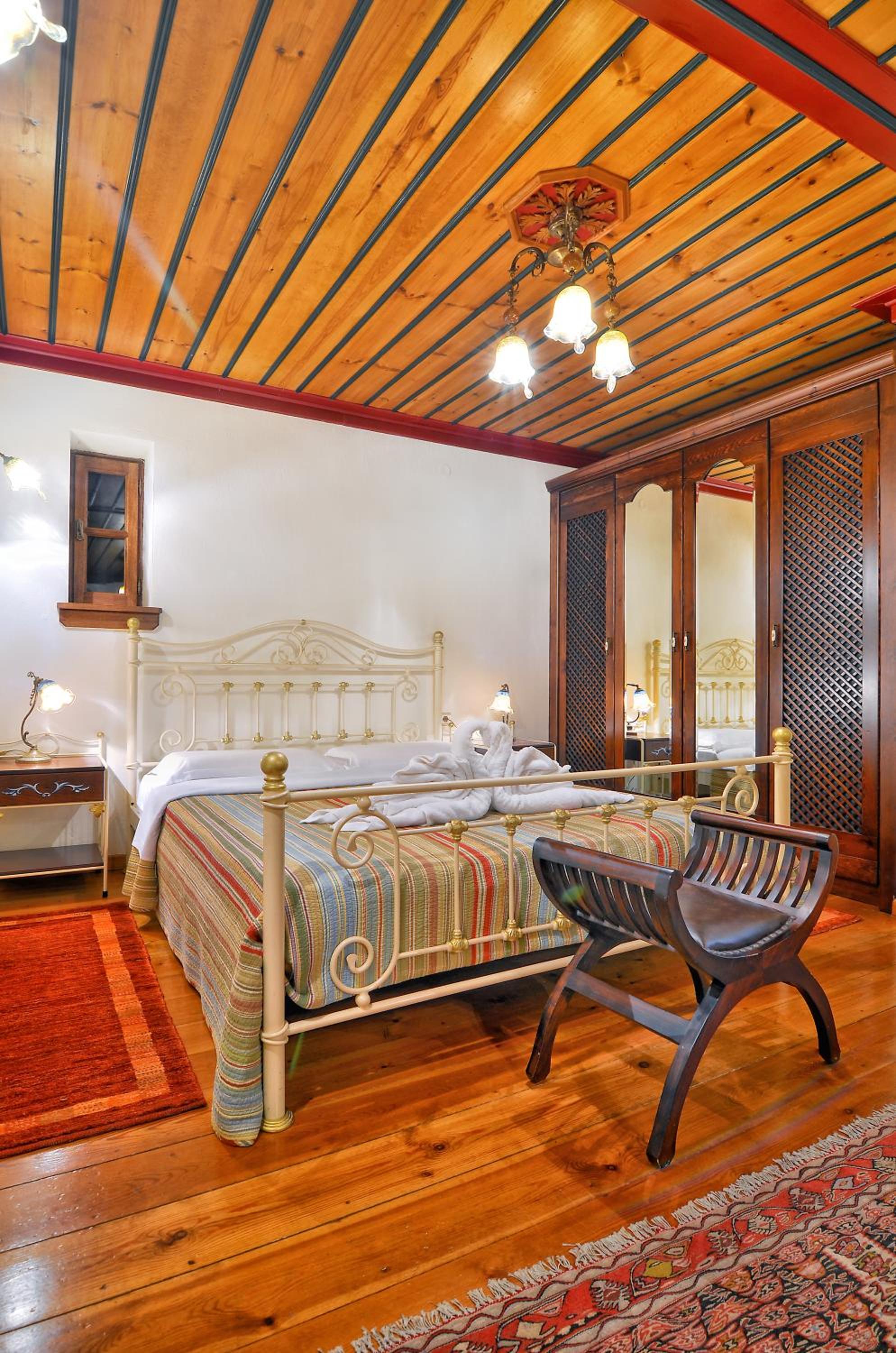 Deluxe Family Room with Fireplace (2 Adults + 2 Children) - Photo 5