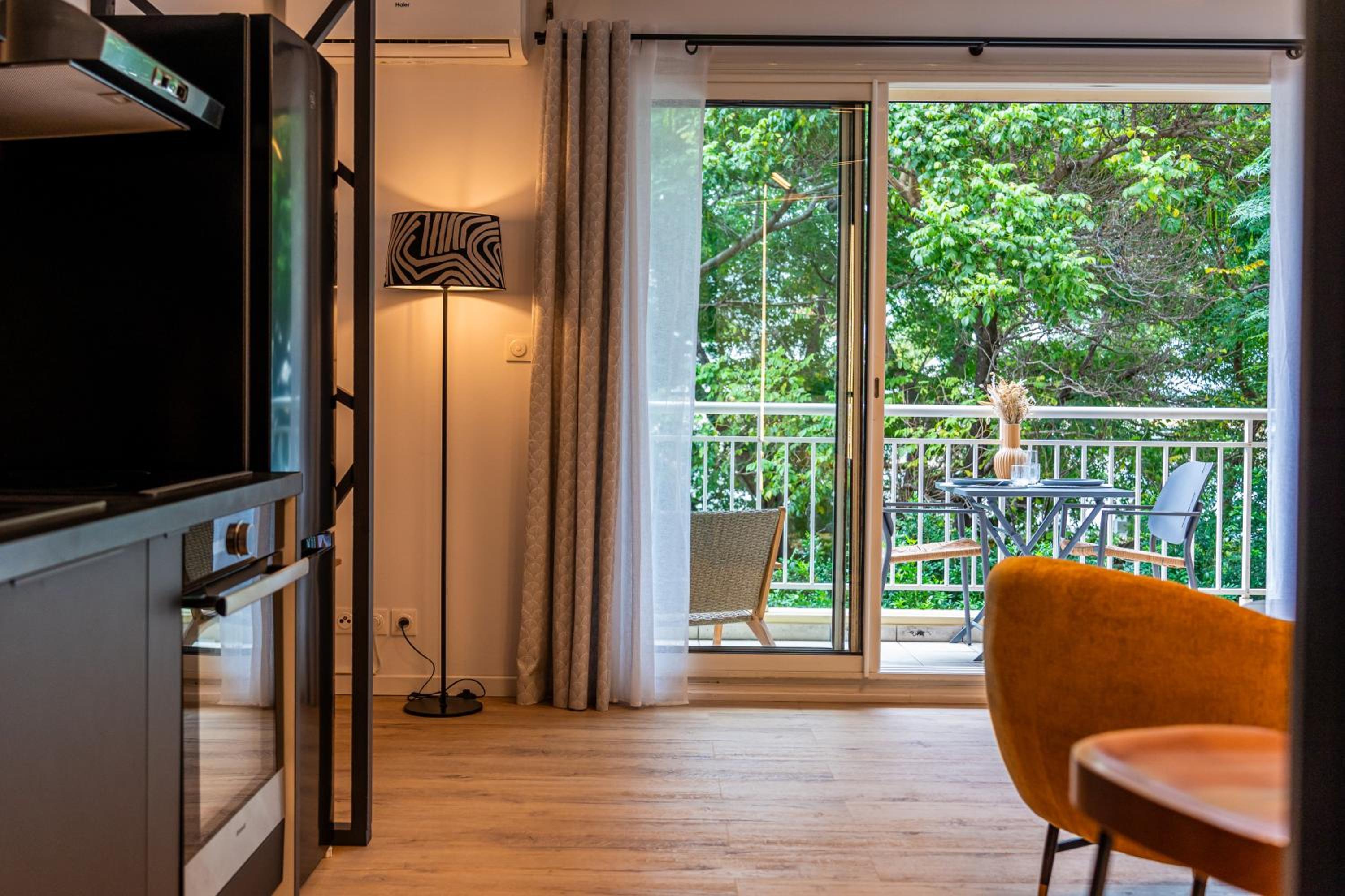 One-Bedroom Apartment photo 1