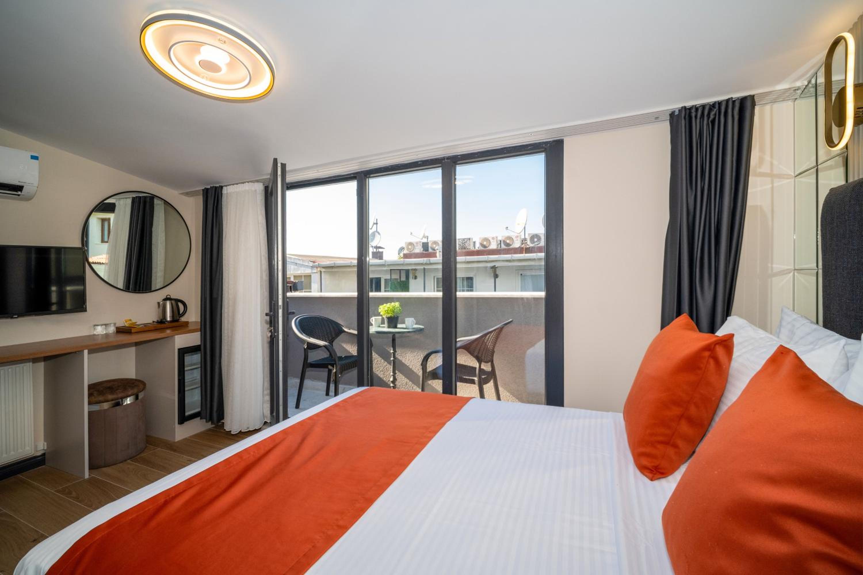King Room with Balcony photo 1