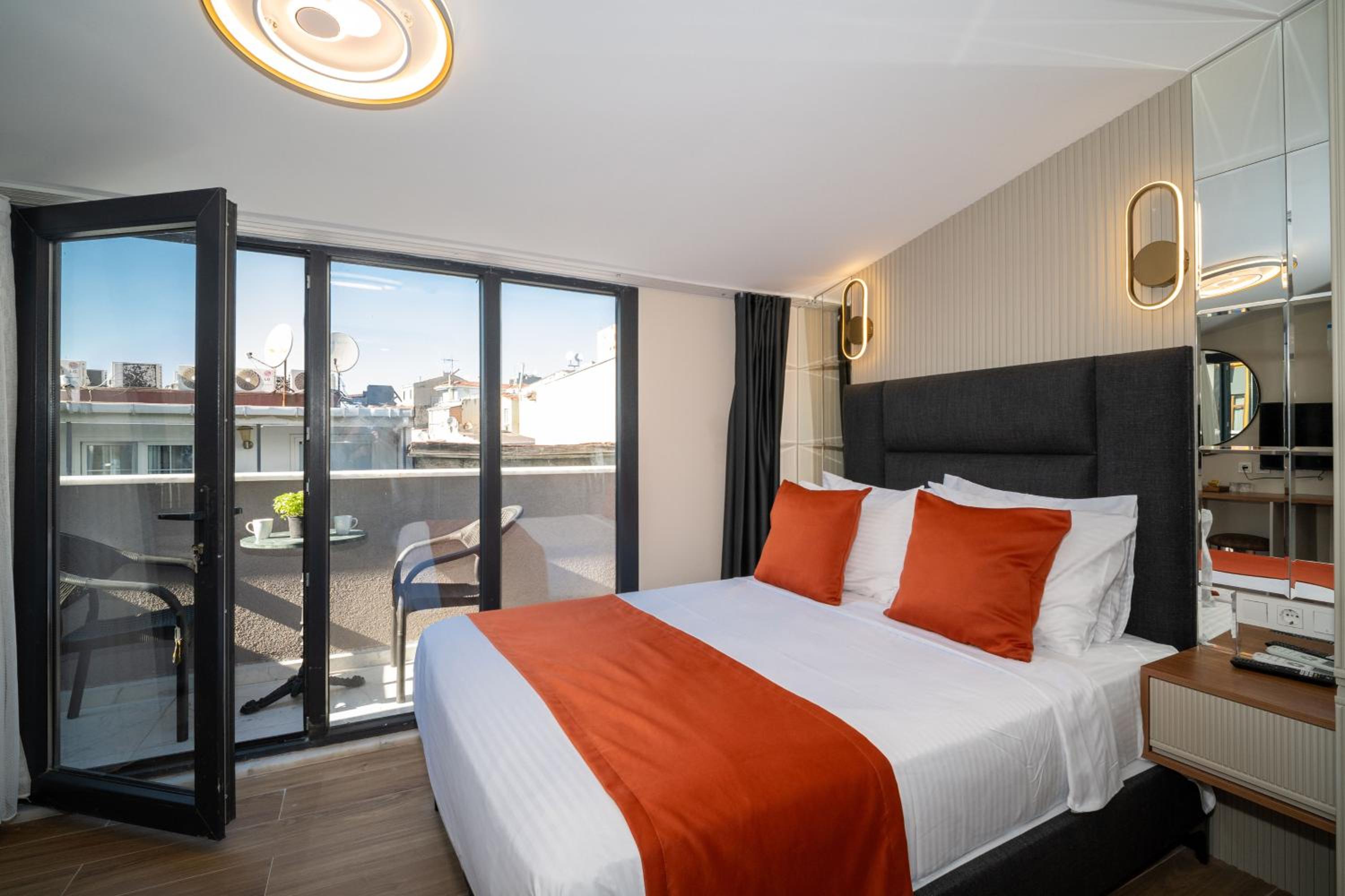 King Room with Balcony photo 2