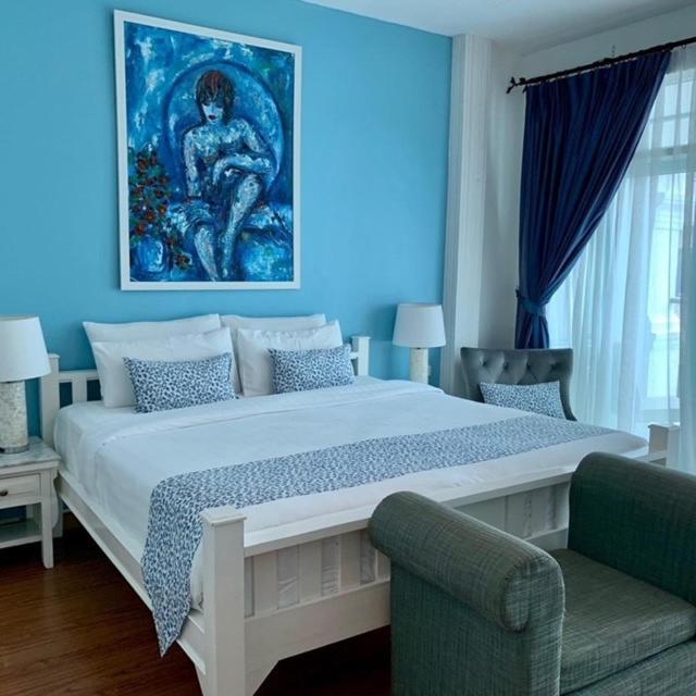 Premium Deluxe 1 King City View with Balcony - Photo 1