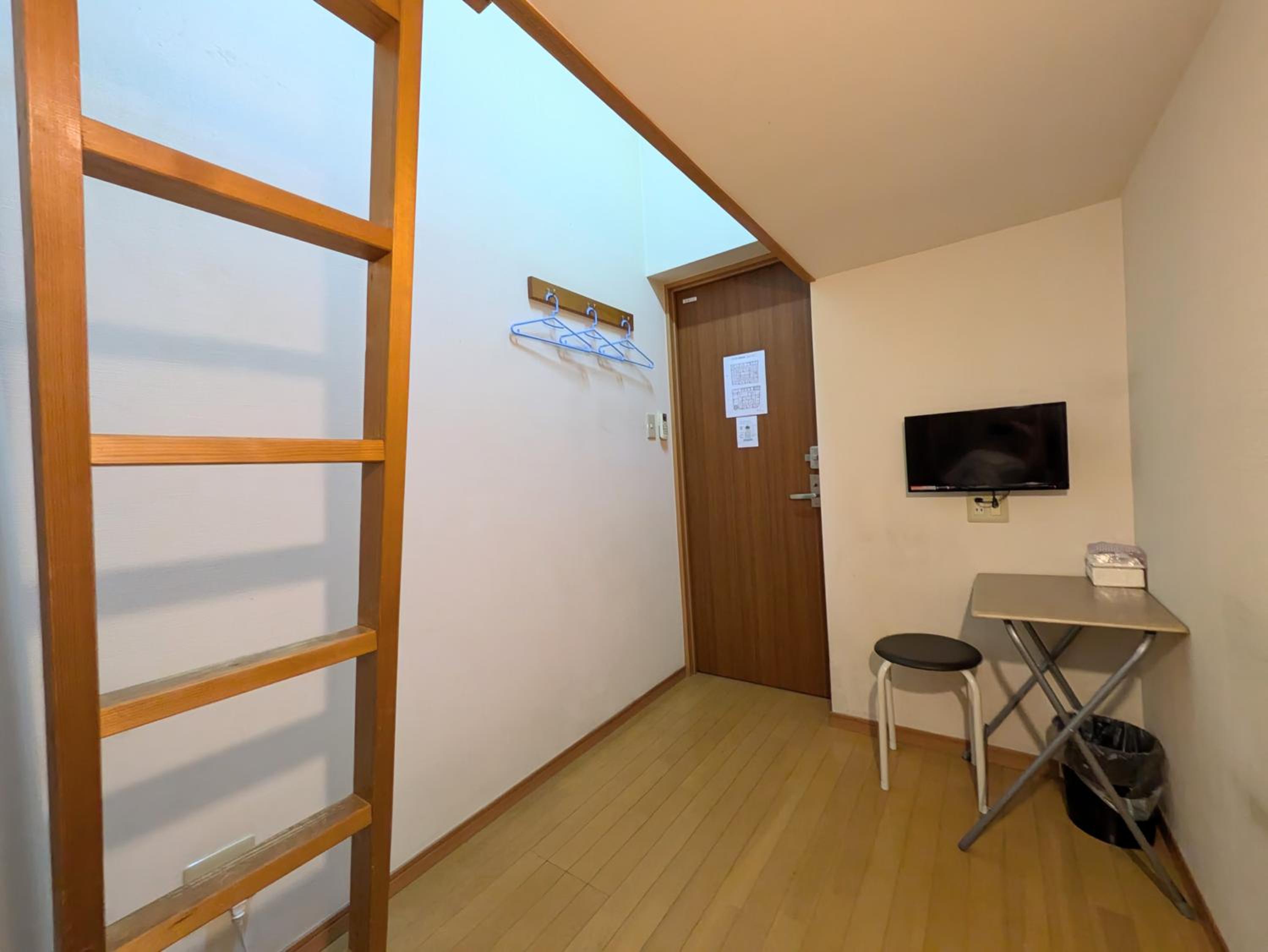 Single Room with Shared Bathroom photo 3