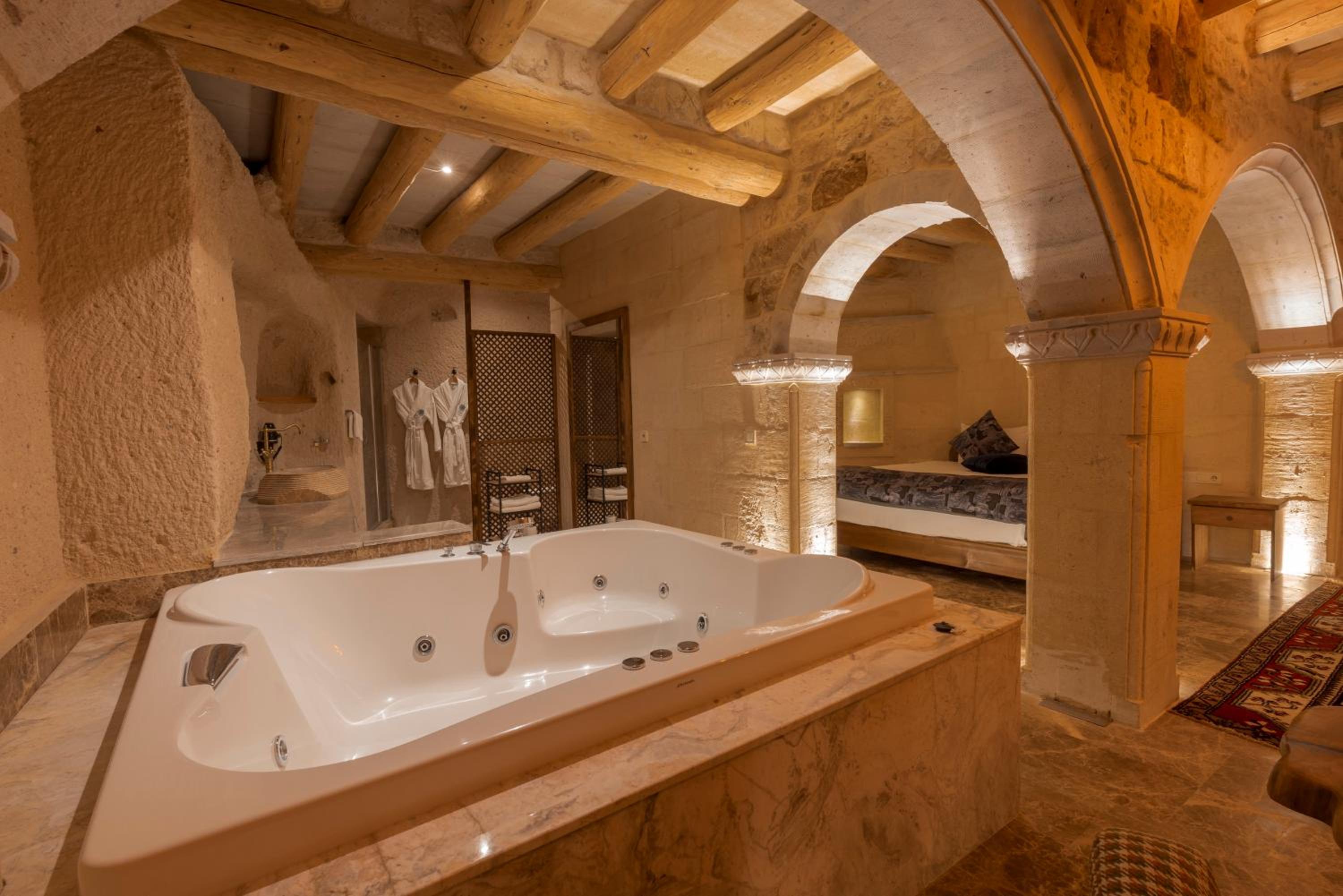 Queen Room with Spa Bath - Photo 16