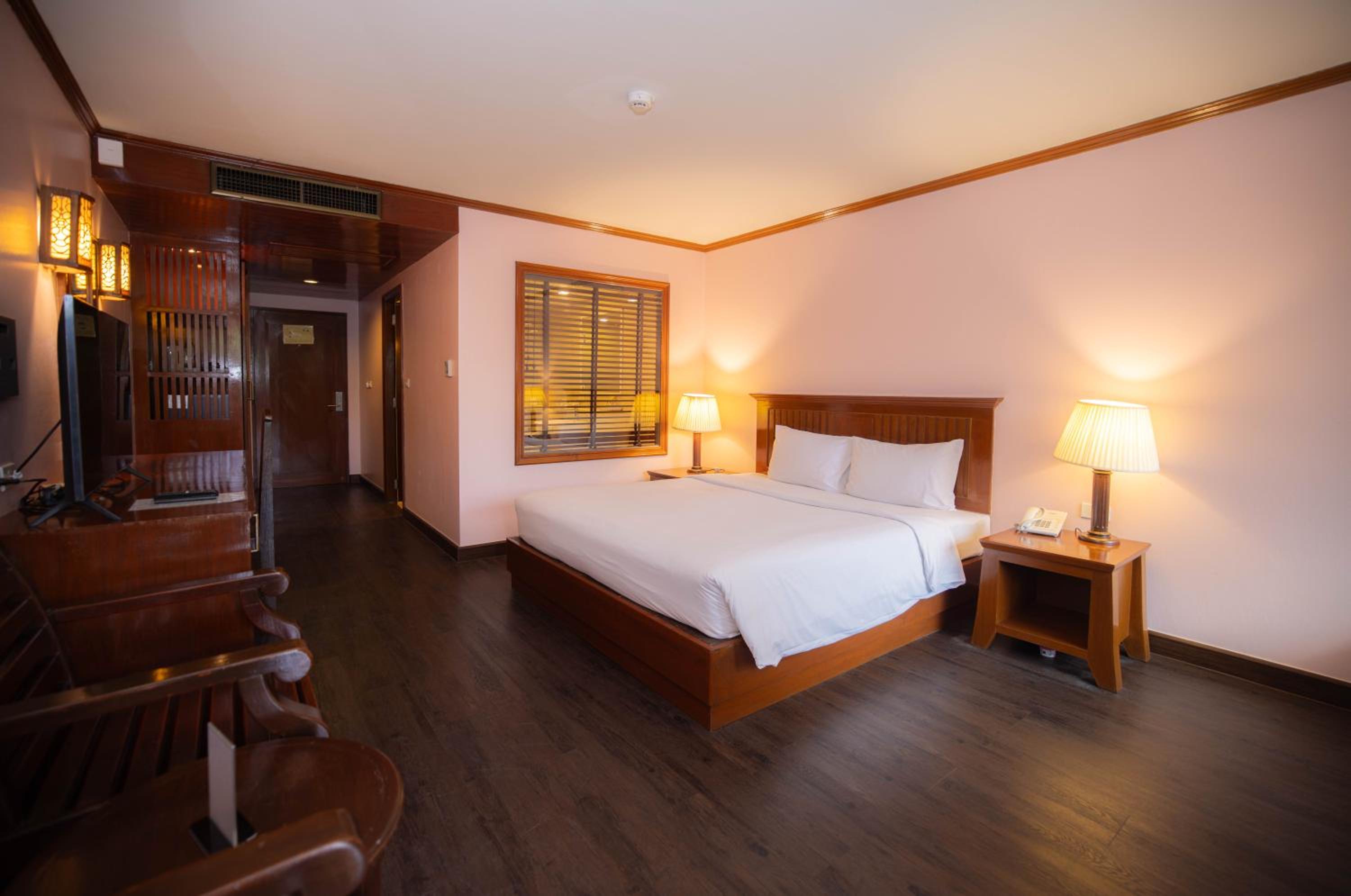 Deluxe Pool View  King Room