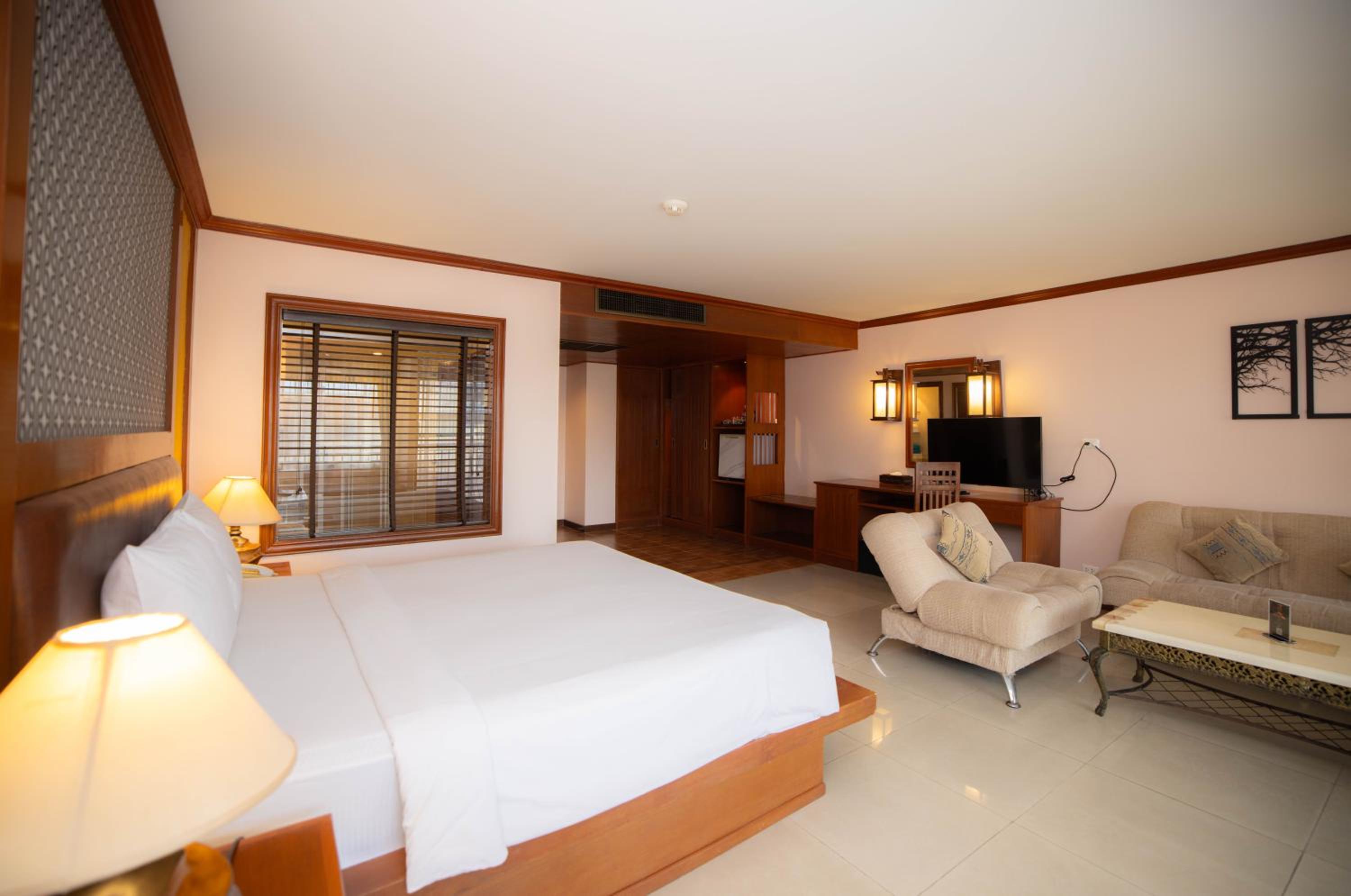 Executive Pool View King Room