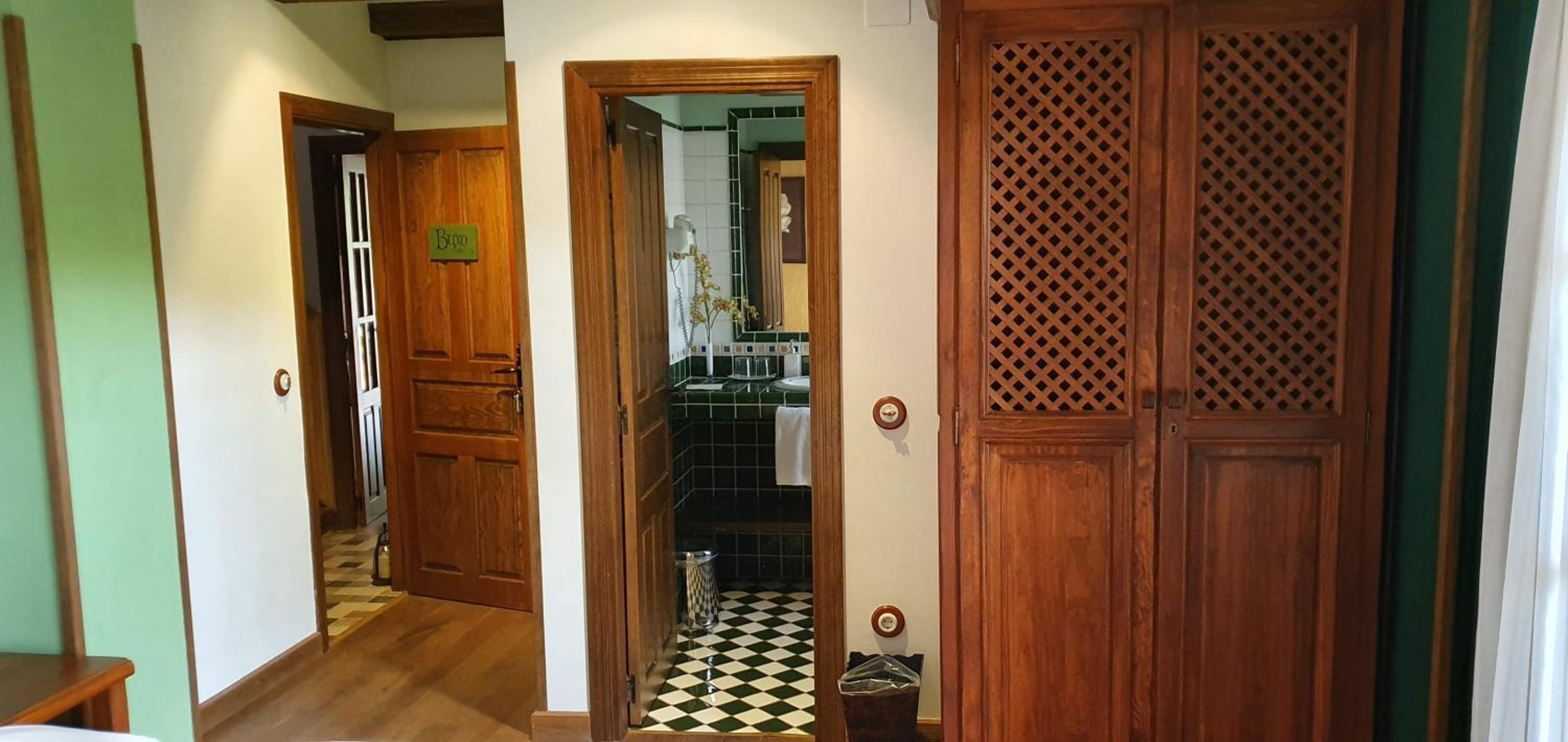 Twin Room with View - Photo 1
