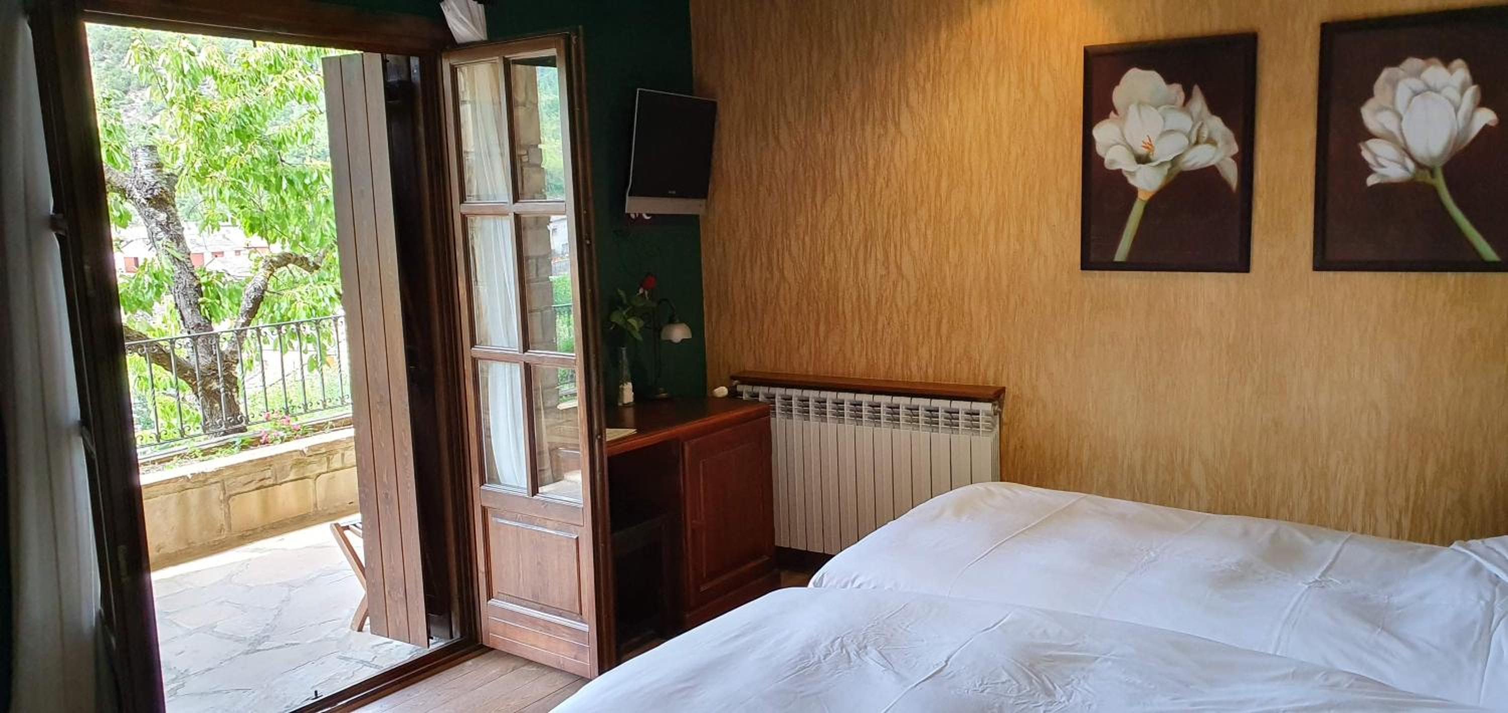Twin Room with View - Photo 5