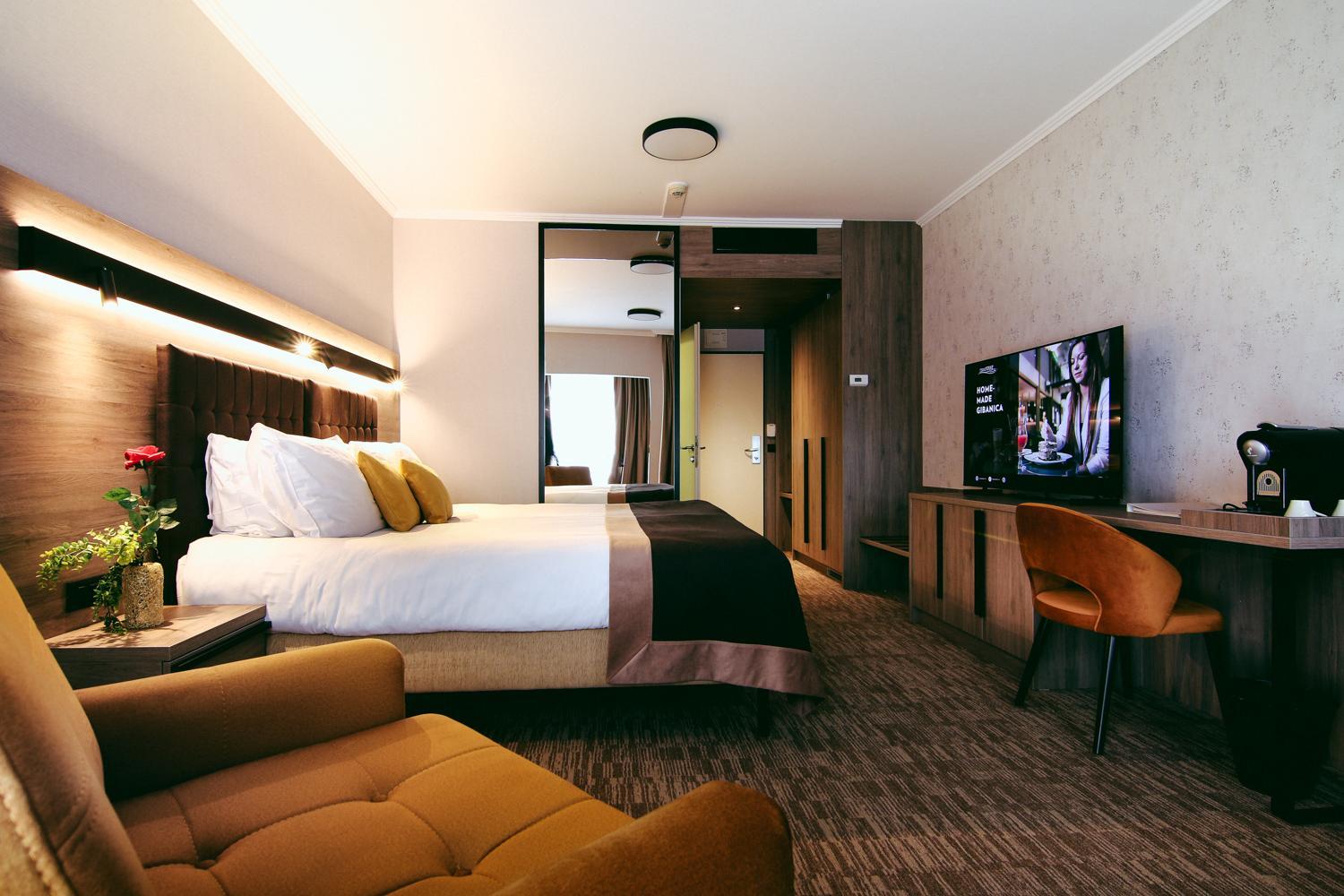 Deluxe Double Room with Balcony and Park View - Photo 7
