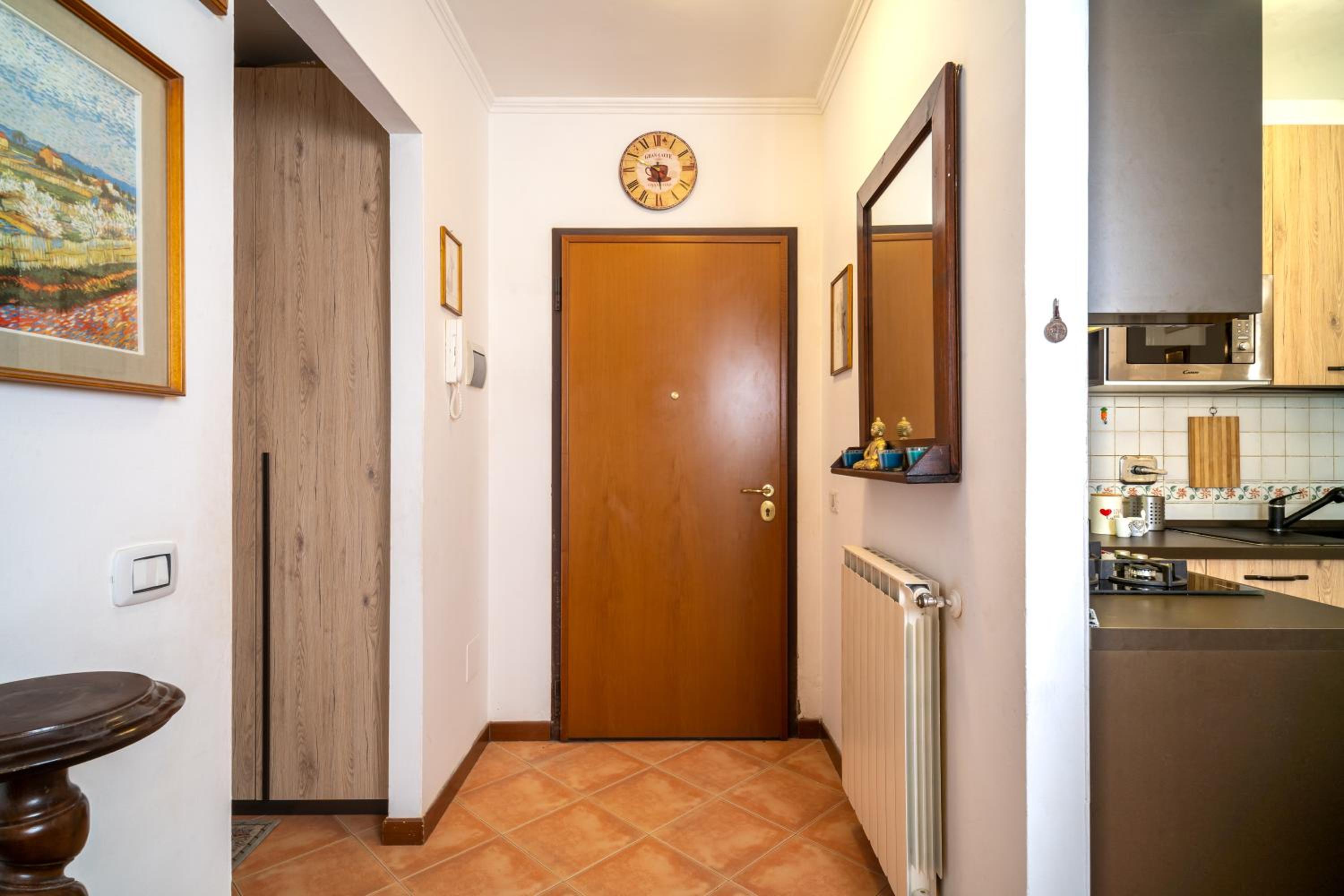 One-Bedroom Apartment photo 1