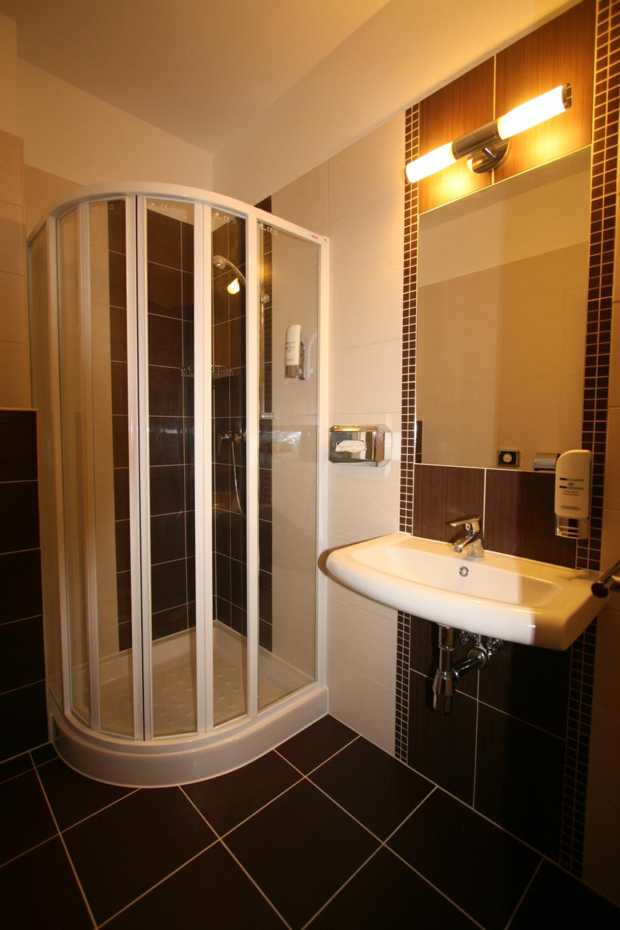 Standard Double or Twin Room - Photo 5