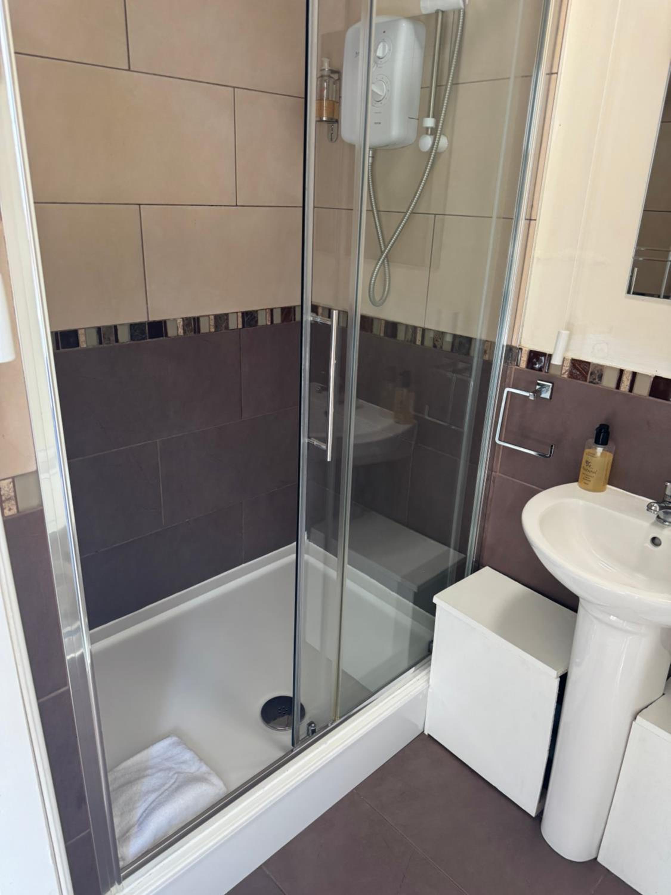 Single Room with Private Bathroom photo 2