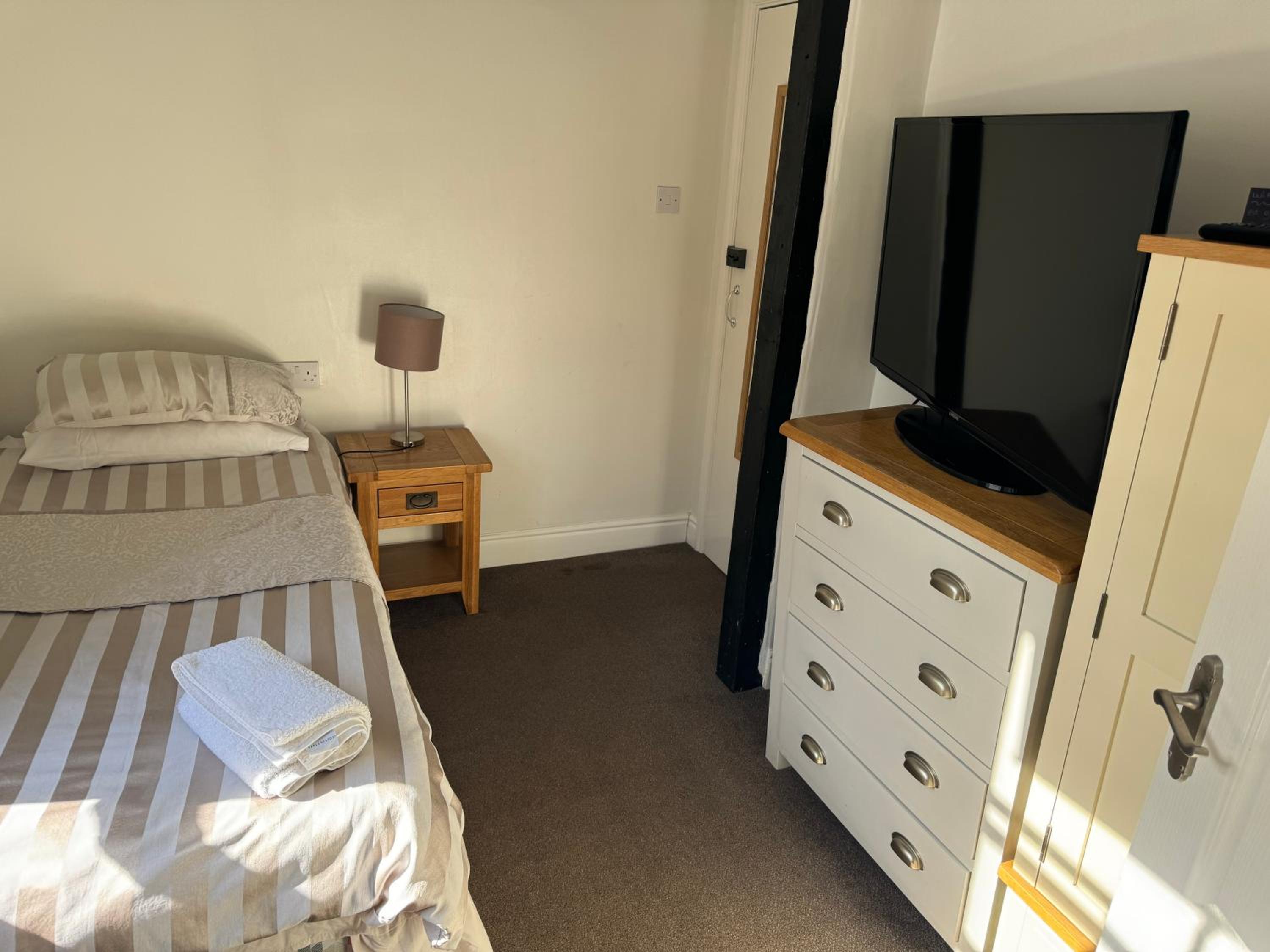 Single Room with Private Bathroom photo 3