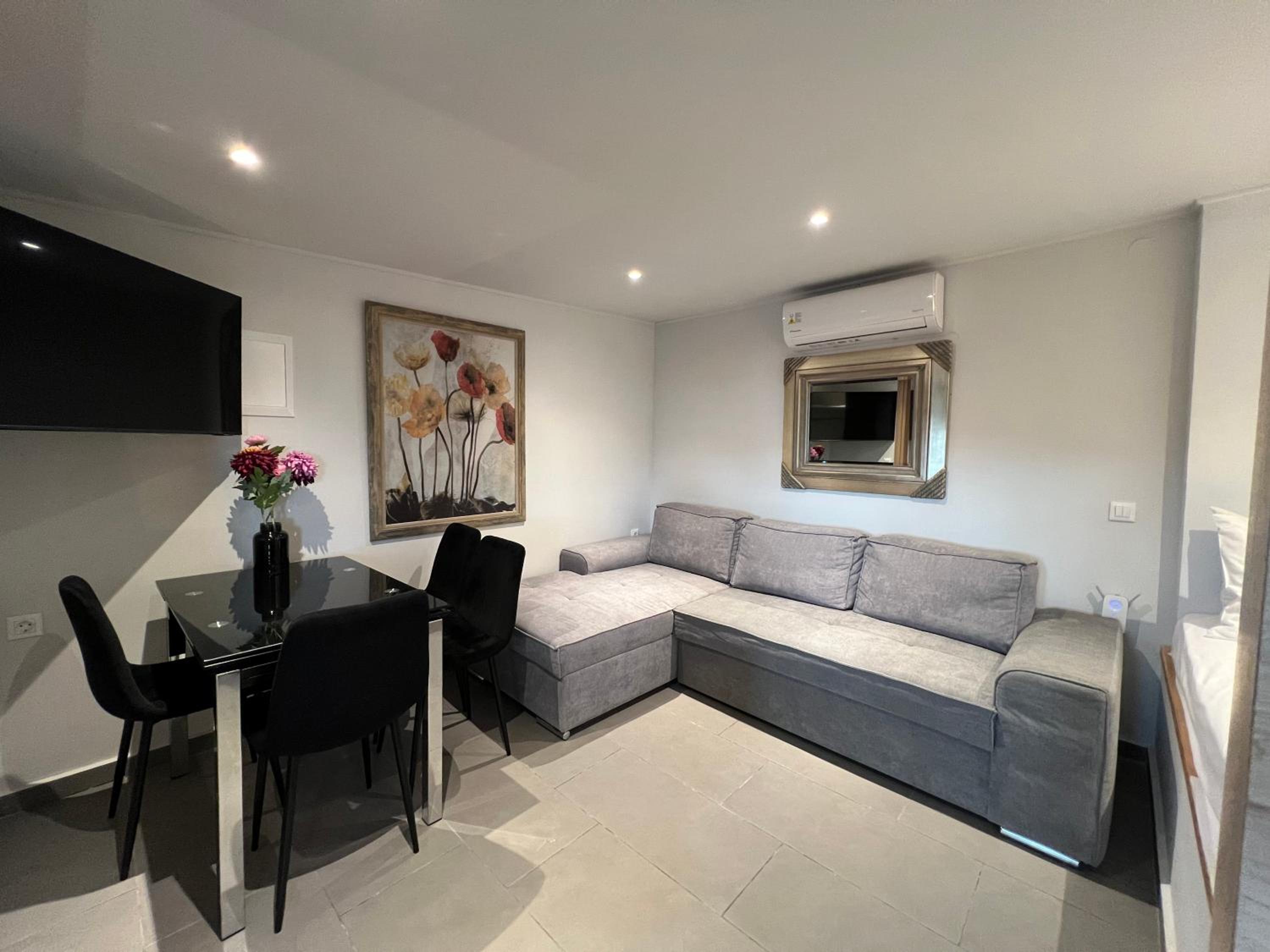 One-Bedroom House photo 1