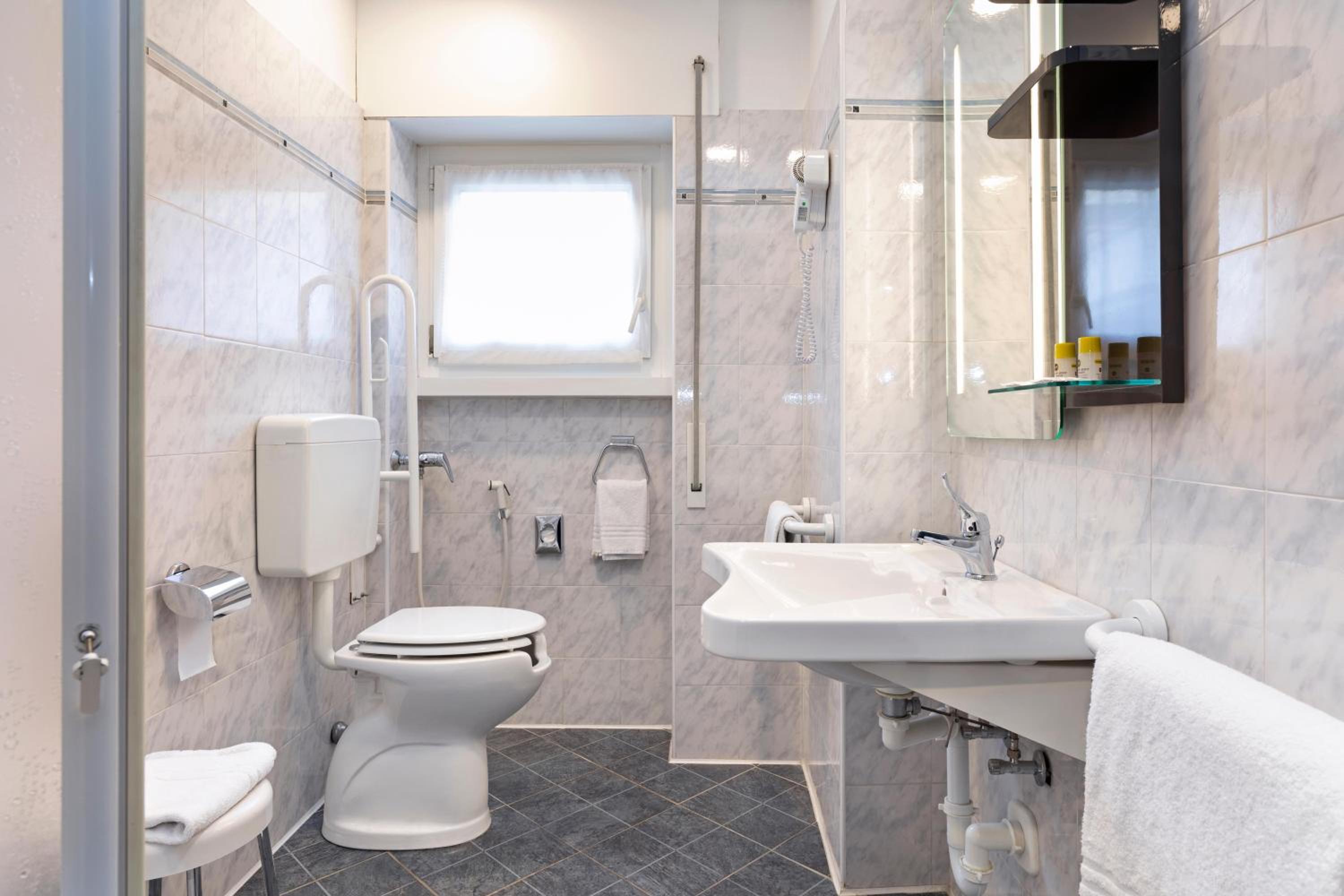 Twin Room - Disability Access thumbnail 6