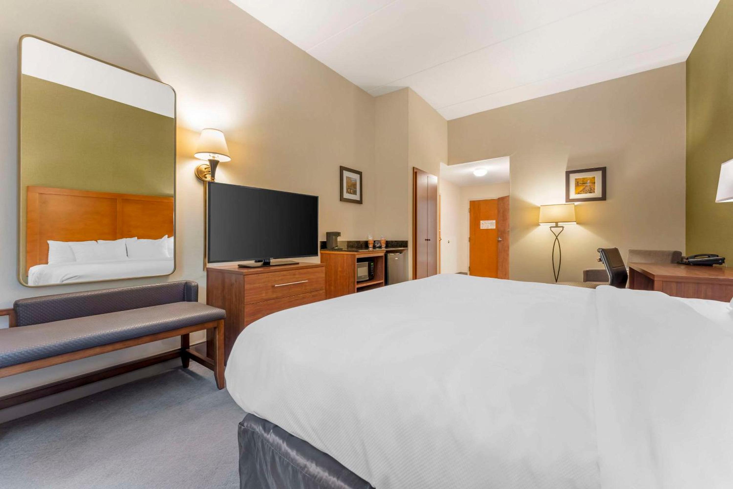 King Room - Non-Smoking - Photo 2